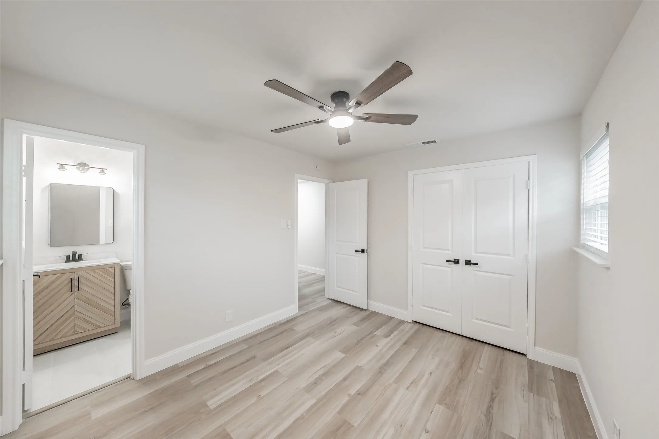 Single Family Residence For Sale in Tarrant County , 404 Simmons Drive, Hurst, Texas 76053, 4 Bedroom, 2 Bathroom, Garage spaces, 1,616 Sqft, built in 1960, mls#21403081, Real Estate Agent in Hurst, Homes For Sale in Tarrant county, Homes For Sale in Hurst, Realtor in Hurst Texas, Real Estate Brokerage Independent Realty Texas, Luminita Cordes Realtor