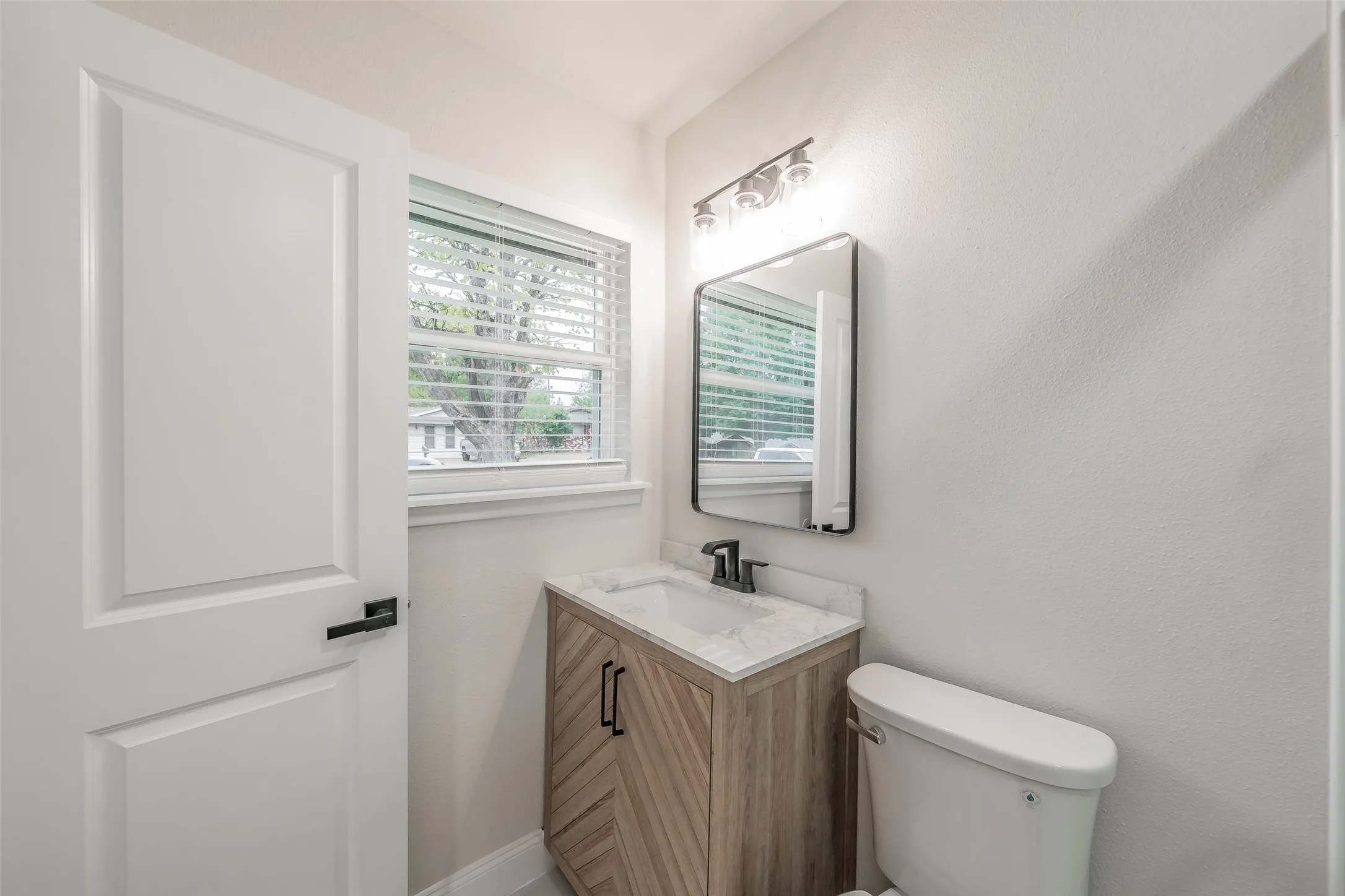 Single Family Residence For Sale in Tarrant County , 404 Simmons Drive, Hurst, Texas 76053, 4 Bedroom, 2 Bathroom, Garage spaces, 1,616 Sqft, built in 1960, mls#21403081, Real Estate Agent in Hurst, Homes For Sale in Tarrant county, Homes For Sale in Hurst, Realtor in Hurst Texas, Real Estate Brokerage Independent Realty Texas, Luminita Cordes Realtor
