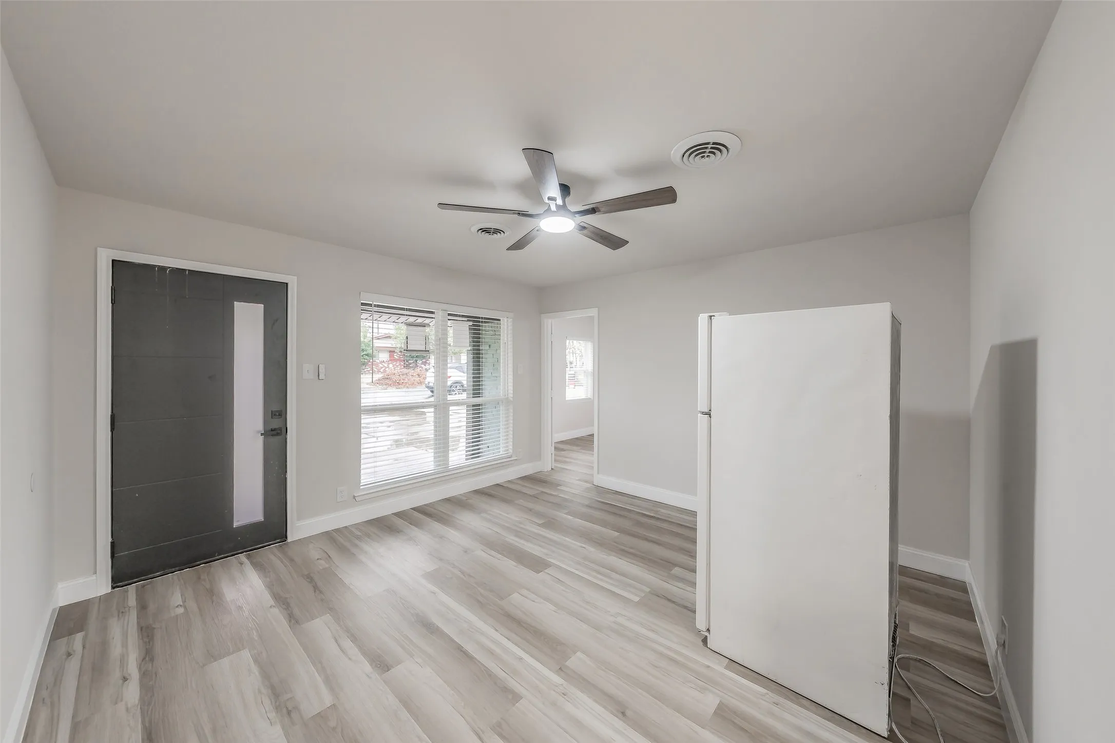 Single Family Residence For Sale in Tarrant County , 404 Simmons Drive, Hurst, Texas 76053, 4 Bedroom, 2 Bathroom, Garage spaces, 1,616 Sqft, built in 1960, mls#21403081, Real Estate Agent in Hurst, Homes For Sale in Tarrant county, Homes For Sale in Hurst, Realtor in Hurst Texas, Real Estate Brokerage Independent Realty Texas, Luminita Cordes Realtor