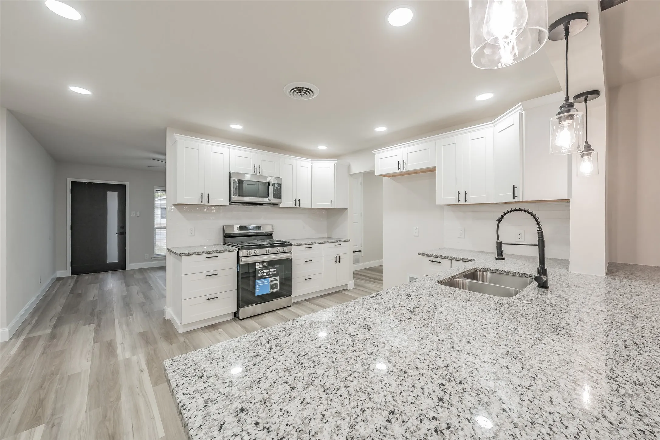 Single Family Residence For Sale in Tarrant County , 404 Simmons Drive, Hurst, Texas 76053, 4 Bedroom, 2 Bathroom, Garage spaces, 1,616 Sqft, built in 1960, mls#21403081, Real Estate Agent in Hurst, Homes For Sale in Tarrant county, Homes For Sale in Hurst, Realtor in Hurst Texas, Real Estate Brokerage Independent Realty Texas, Luminita Cordes Realtor