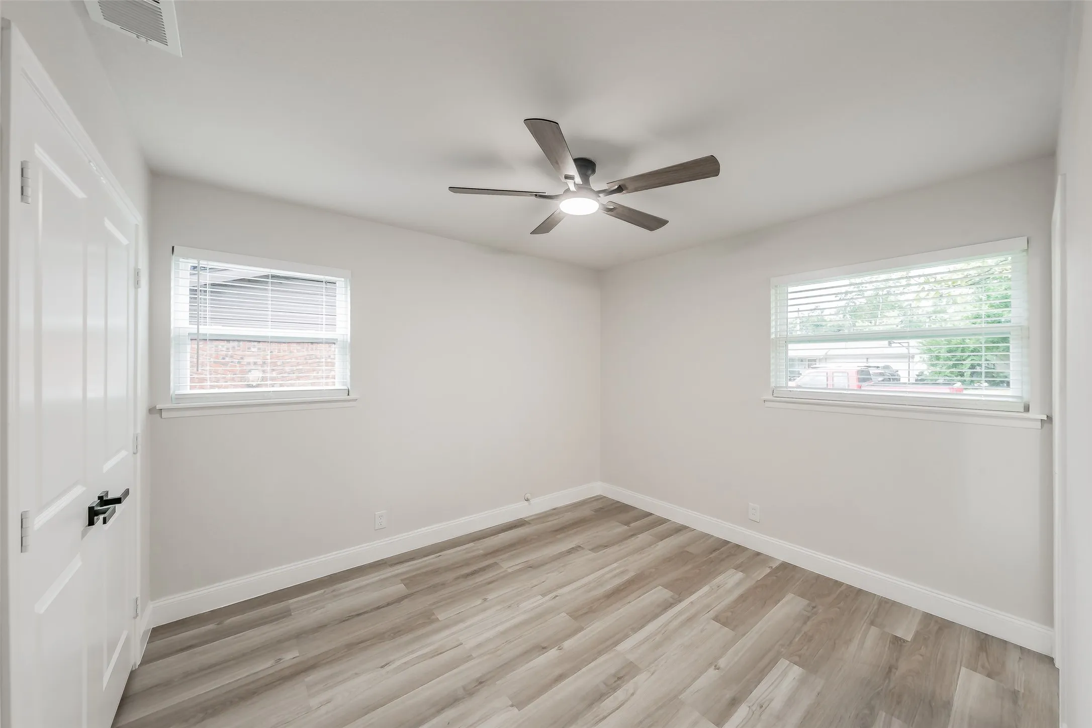Single Family Residence For Sale in Tarrant County , 404 Simmons Drive, Hurst, Texas 76053, 4 Bedroom, 2 Bathroom, Garage spaces, 1,616 Sqft, built in 1960, mls#21403081, Real Estate Agent in Hurst, Homes For Sale in Tarrant county, Homes For Sale in Hurst, Realtor in Hurst Texas, Real Estate Brokerage Independent Realty Texas, Luminita Cordes Realtor