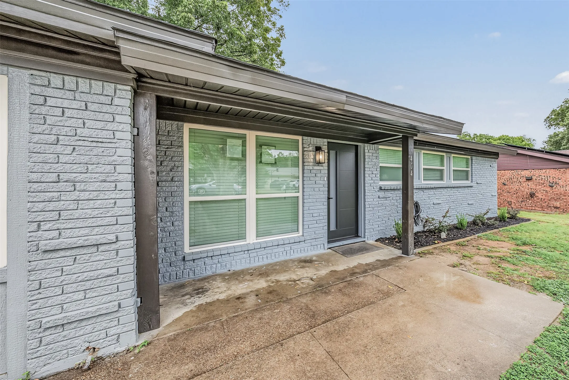 Single Family Residence For Sale in Tarrant County , 404 Simmons Drive, Hurst, Texas 76053, 4 Bedroom, 2 Bathroom, Garage spaces, 1,616 Sqft, built in 1960, mls#21403081, Real Estate Agent in Hurst, Homes For Sale in Tarrant county, Homes For Sale in Hurst, Realtor in Hurst Texas, Real Estate Brokerage Independent Realty Texas, Luminita Cordes Realtor