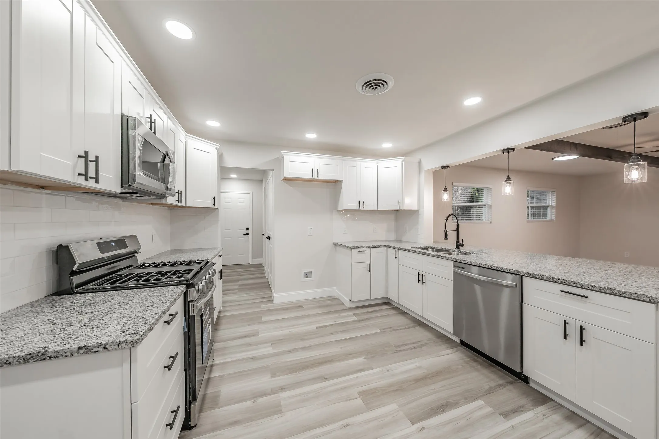 Single Family Residence For Sale in Tarrant County , 404 Simmons Drive, Hurst, Texas 76053, 4 Bedroom, 2 Bathroom, Garage spaces, 1,616 Sqft, built in 1960, mls#21403081, Real Estate Agent in Hurst, Homes For Sale in Tarrant county, Homes For Sale in Hurst, Realtor in Hurst Texas, Real Estate Brokerage Independent Realty Texas, Luminita Cordes Realtor