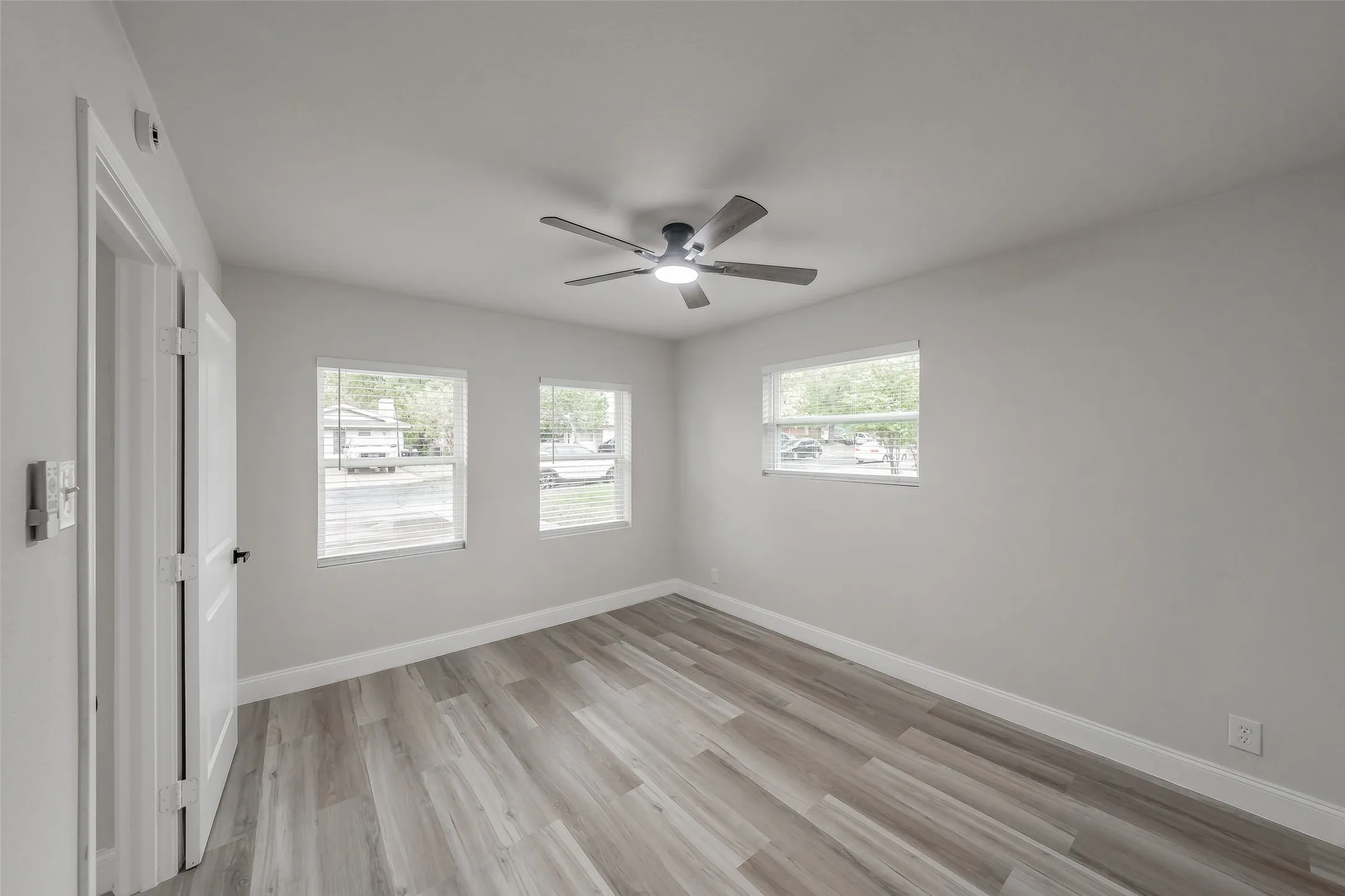 Single Family Residence For Sale in Tarrant County , 404 Simmons Drive, Hurst, Texas 76053, 4 Bedroom, 2 Bathroom, Garage spaces, 1,616 Sqft, built in 1960, mls#21403081, Real Estate Agent in Hurst, Homes For Sale in Tarrant county, Homes For Sale in Hurst, Realtor in Hurst Texas, Real Estate Brokerage Independent Realty Texas, Luminita Cordes Realtor