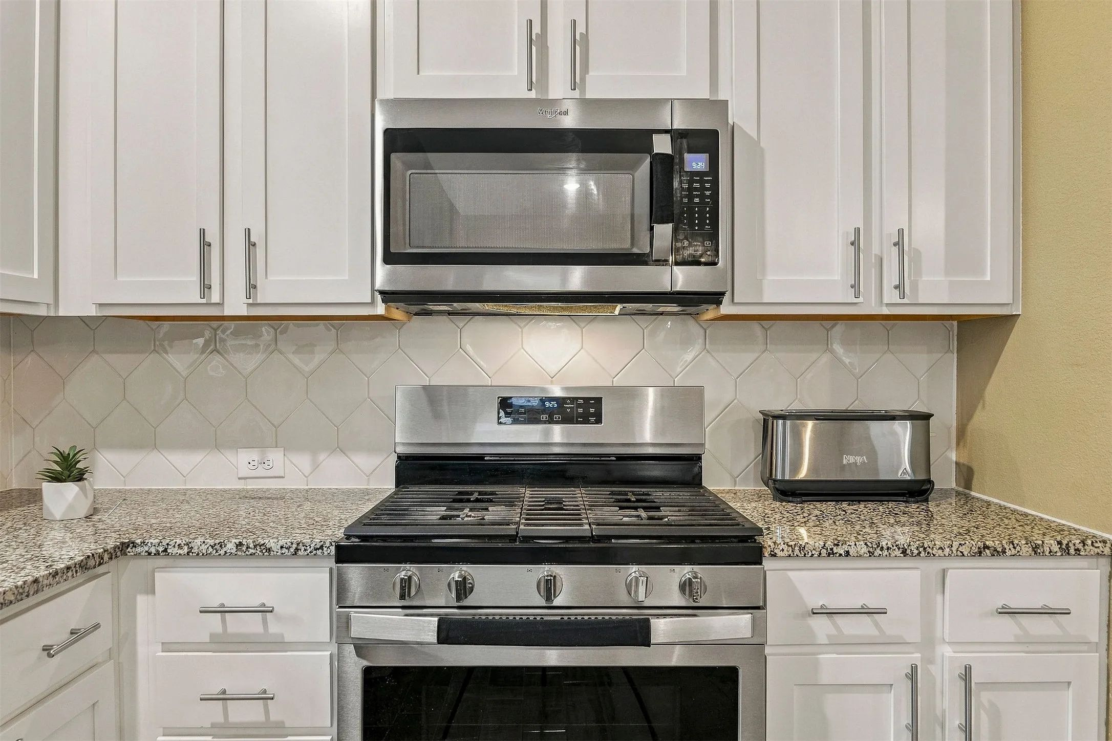 Single Family Residence For Sale in Denton County , 3013 Denver Avenue, Aubrey, Texas 76227, 3 Bedroom, 2 Bathroom, 2 Garage spaces, 1,701 Sqft, built in 2020, mls#21402788, Real Estate Agent in Aubrey, Homes For Sale in Denton county, Homes For Sale in Aubrey, Realtor in Aubrey Texas, Real Estate Brokerage Independent Realty Texas, Luminita Cordes Realtor