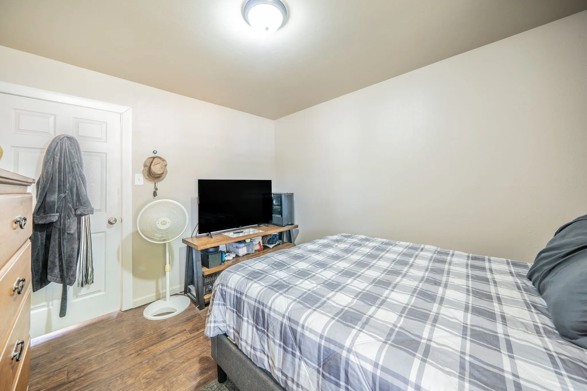  light-toned walls and a flush-mount ceiling light fixture