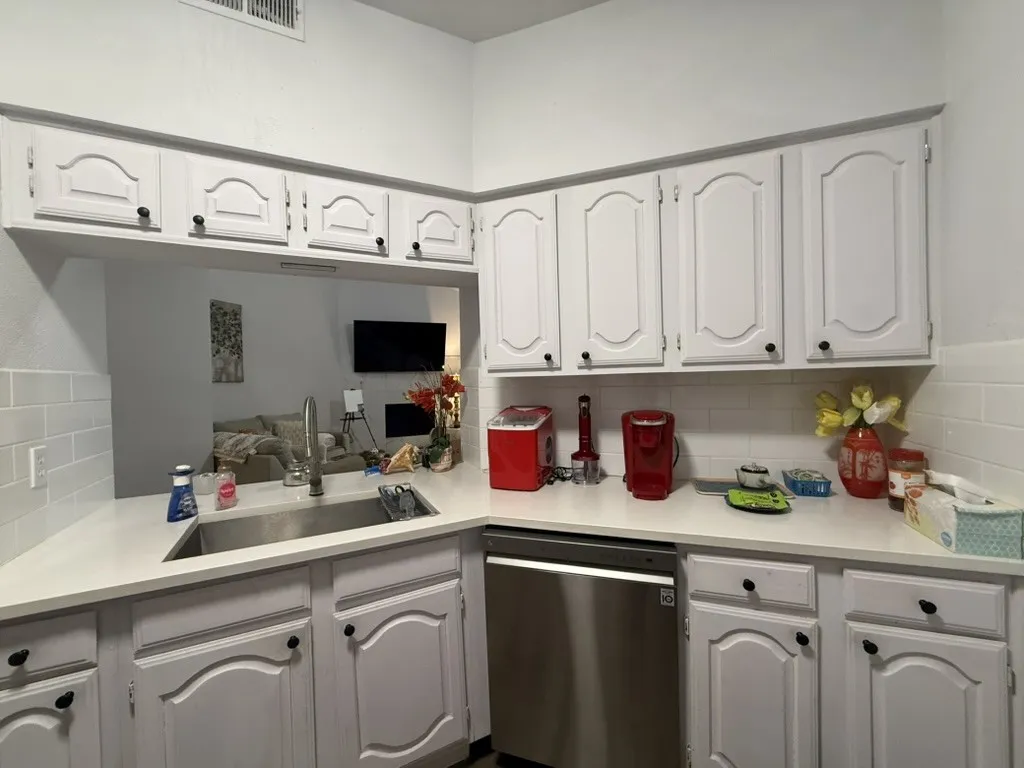 Condominium For Rent in Dallas County , 2835 Keller Springs Road 103, Carrollton, Texas 75006, 2 Bedroom, 3 Bathroom, Garage spaces, 1,225 Sqft, built in 1982, mls#21403035, Real Estate Agent in Carrollton, Homes For Rent in Dallas county, Homes For Rent in Carrollton, Realtor in Carrollton Texas, Real Estate Brokerage Independent Realty Texas, Luminita Cordes Realtor