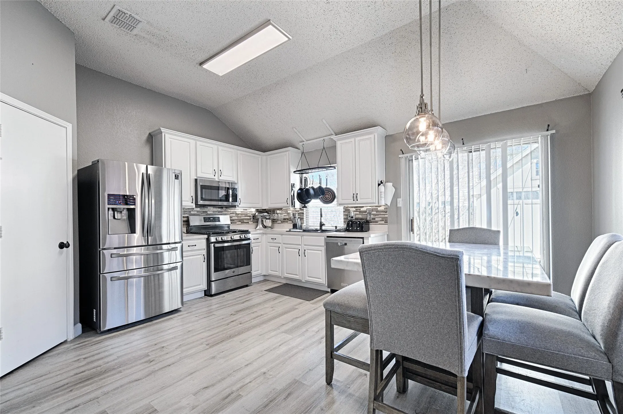 Single Family Residence For Rent in Tarrant County , 903 Gillon Drive, Arlington, Texas 76001, 3 Bedroom, 2 Bathroom, 2 Garage spaces, 1,410 Sqft, built in 2001, mls#21403100, Real Estate Agent in Arlington, Homes For Rent in Tarrant county, Homes For Rent in Arlington, Realtor in Arlington Texas, Real Estate Brokerage Independent Realty Texas, Luminita Cordes Realtor
