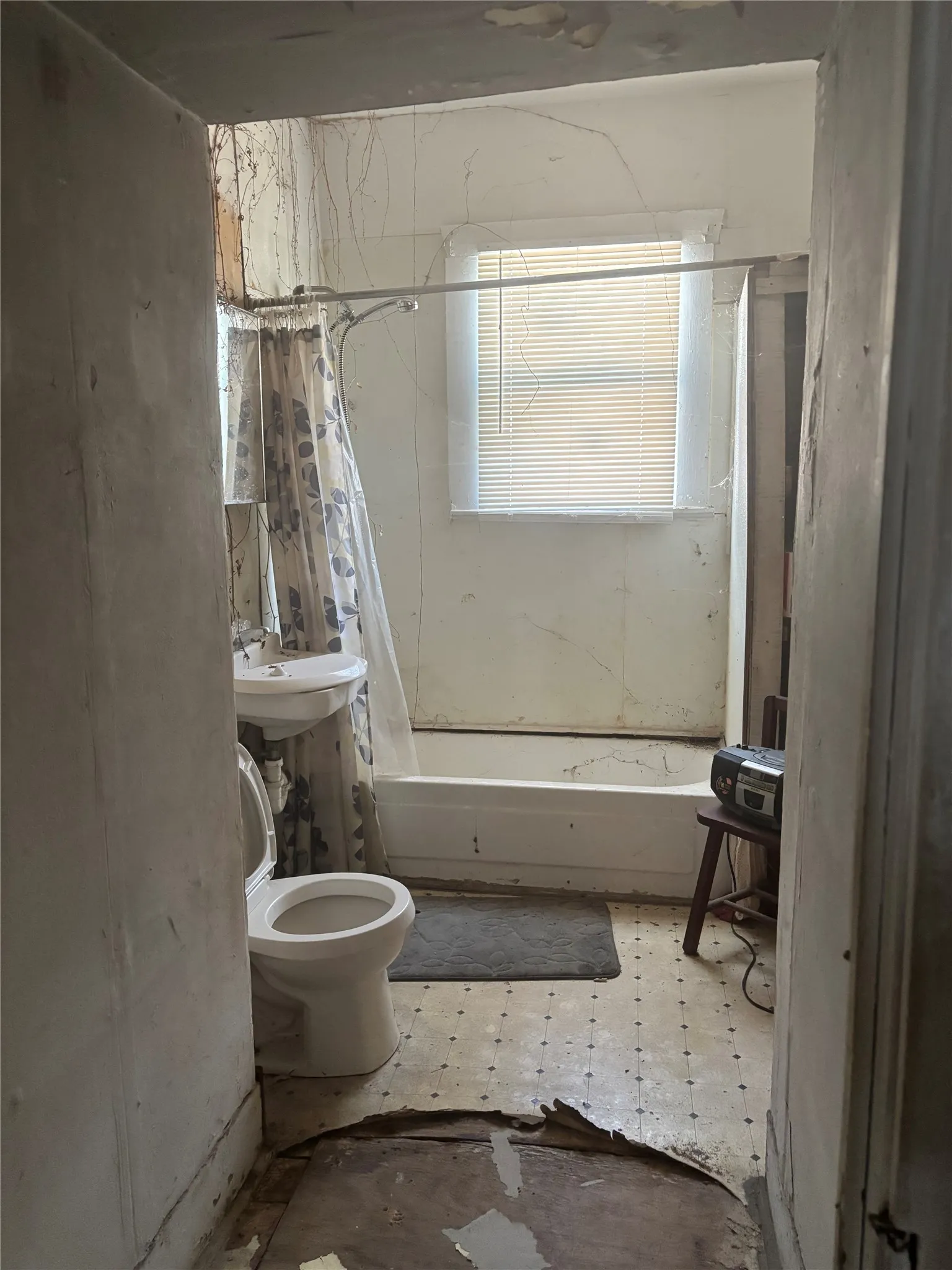 Single Family Residence For Sale in Harris County , 1707 Solo Street, Houston, Texas 77020, 2 Bedroom, 1 Bathroom, Garage spaces, 786 Sqft, built in 1936, mls#21403101, Real Estate Agent in Houston, Homes For Sale in Harris county, Homes For Sale in Houston, Realtor in Houston Texas, Real Estate Brokerage Independent Realty Texas, Luminita Cordes Realtor