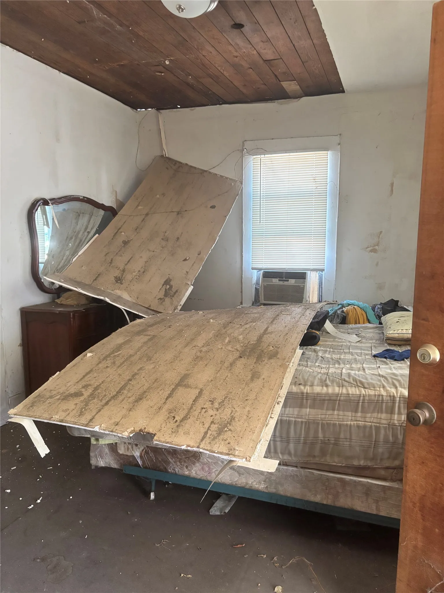 Single Family Residence For Sale in Harris County , 1707 Solo Street, Houston, Texas 77020, 2 Bedroom, 1 Bathroom, Garage spaces, 786 Sqft, built in 1936, mls#21403101, Real Estate Agent in Houston, Homes For Sale in Harris county, Homes For Sale in Houston, Realtor in Houston Texas, Real Estate Brokerage Independent Realty Texas, Luminita Cordes Realtor