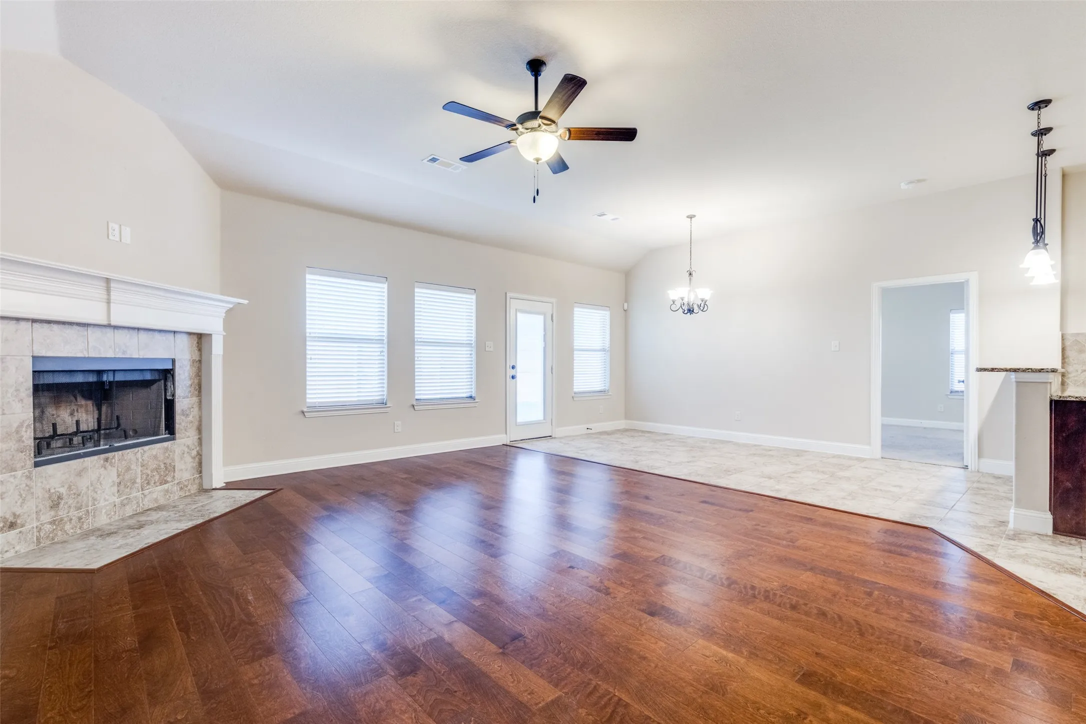 Single Family Residence For Rent in Ellis County , 229 Dakota Drive, Waxahachie, Texas 75167, 4 Bedroom, 2 Bathroom, 2 Garage spaces, 2,246 Sqft, built in 2016, mls#21402773, Real Estate Agent in Waxahachie, Homes For Rent in Ellis county, Homes For Rent in Waxahachie, Realtor in Waxahachie Texas, Real Estate Brokerage Independent Realty Texas, Luminita Cordes Realtor