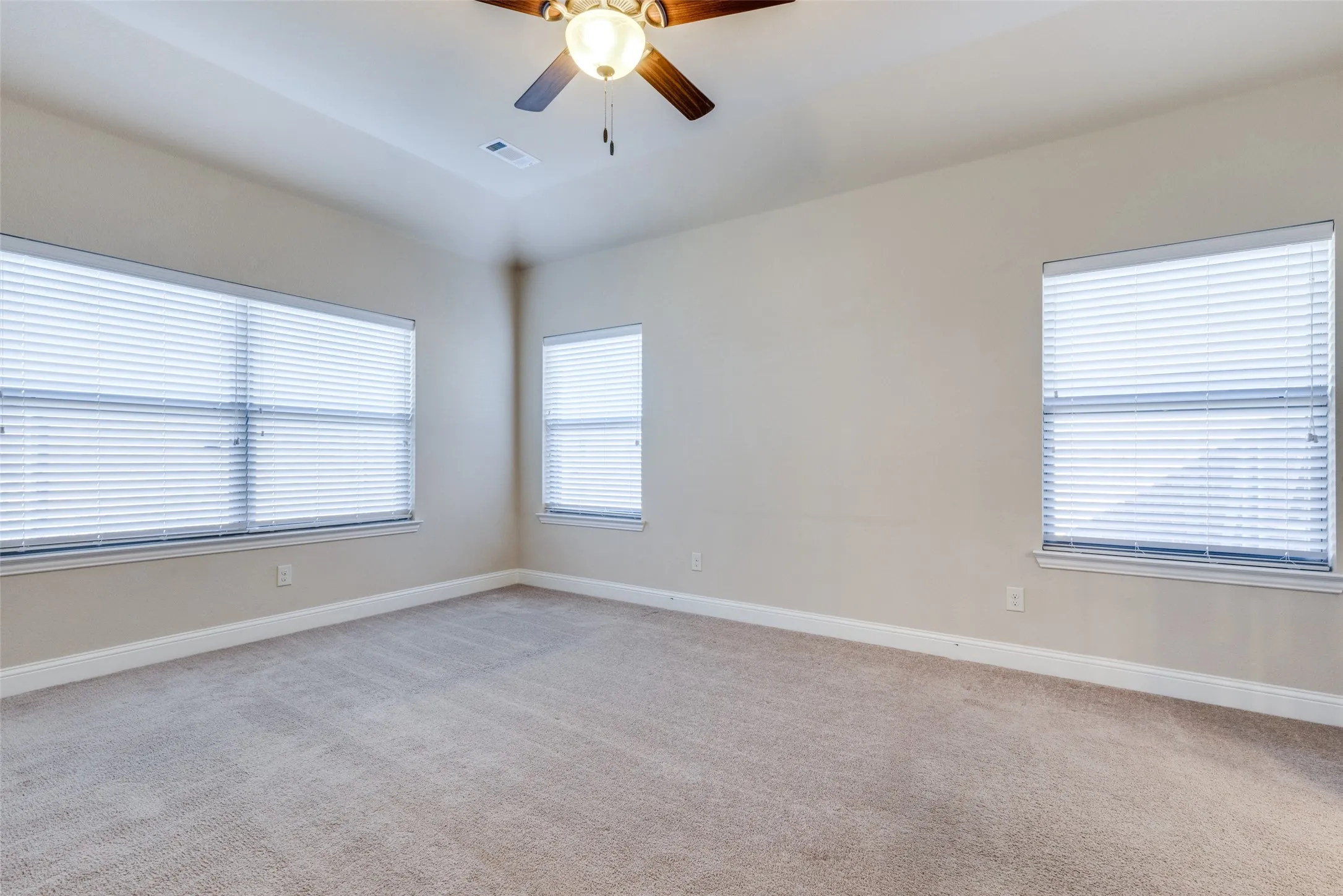 Single Family Residence For Rent in Ellis County , 229 Dakota Drive, Waxahachie, Texas 75167, 4 Bedroom, 2 Bathroom, 2 Garage spaces, 2,246 Sqft, built in 2016, mls#21402773, Real Estate Agent in Waxahachie, Homes For Rent in Ellis county, Homes For Rent in Waxahachie, Realtor in Waxahachie Texas, Real Estate Brokerage Independent Realty Texas, Luminita Cordes Realtor