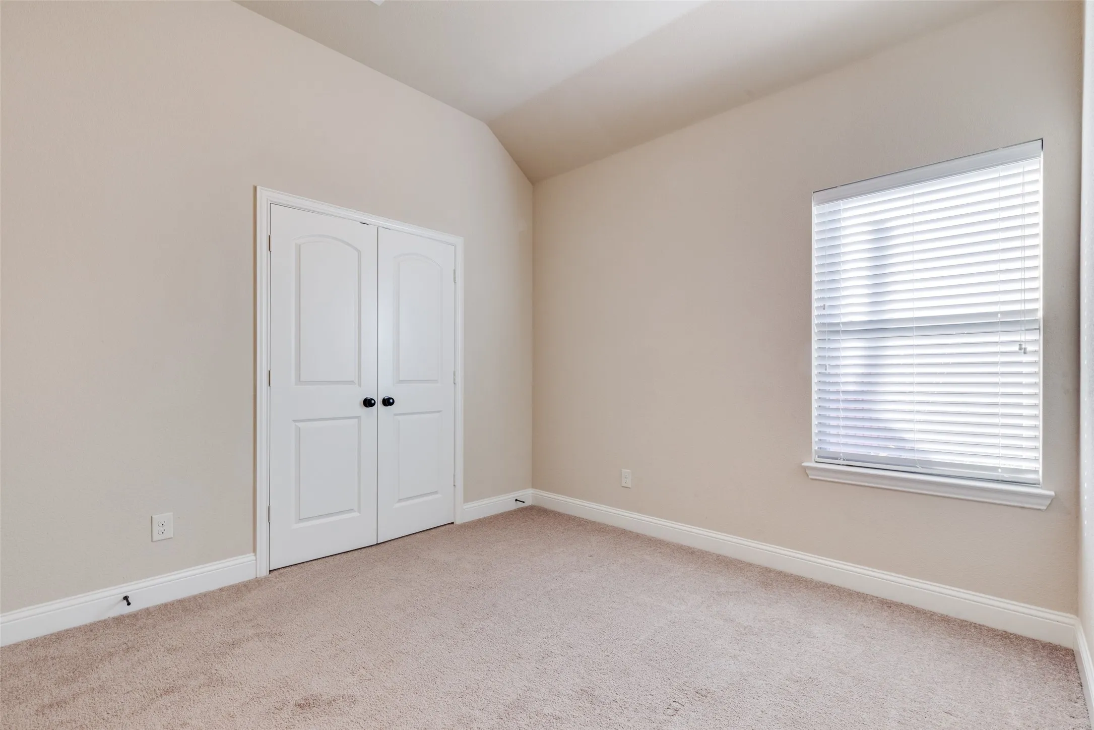 Single Family Residence For Rent in Ellis County , 229 Dakota Drive, Waxahachie, Texas 75167, 4 Bedroom, 2 Bathroom, 2 Garage spaces, 2,246 Sqft, built in 2016, mls#21402773, Real Estate Agent in Waxahachie, Homes For Rent in Ellis county, Homes For Rent in Waxahachie, Realtor in Waxahachie Texas, Real Estate Brokerage Independent Realty Texas, Luminita Cordes Realtor