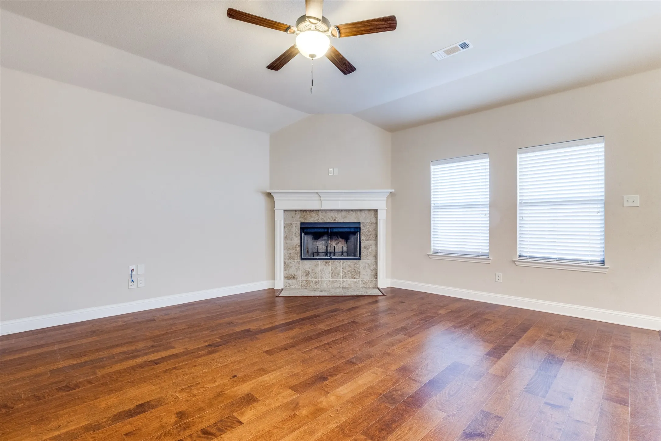 Single Family Residence For Rent in Ellis County , 229 Dakota Drive, Waxahachie, Texas 75167, 4 Bedroom, 2 Bathroom, 2 Garage spaces, 2,246 Sqft, built in 2016, mls#21402773, Real Estate Agent in Waxahachie, Homes For Rent in Ellis county, Homes For Rent in Waxahachie, Realtor in Waxahachie Texas, Real Estate Brokerage Independent Realty Texas, Luminita Cordes Realtor