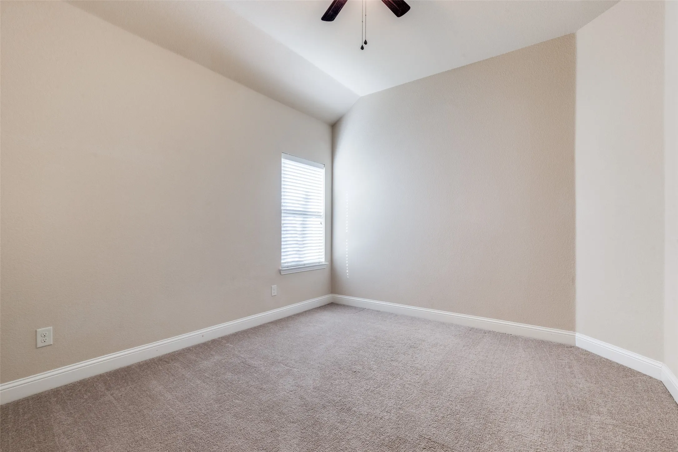 Single Family Residence For Rent in Ellis County , 229 Dakota Drive, Waxahachie, Texas 75167, 4 Bedroom, 2 Bathroom, 2 Garage spaces, 2,246 Sqft, built in 2016, mls#21402773, Real Estate Agent in Waxahachie, Homes For Rent in Ellis county, Homes For Rent in Waxahachie, Realtor in Waxahachie Texas, Real Estate Brokerage Independent Realty Texas, Luminita Cordes Realtor