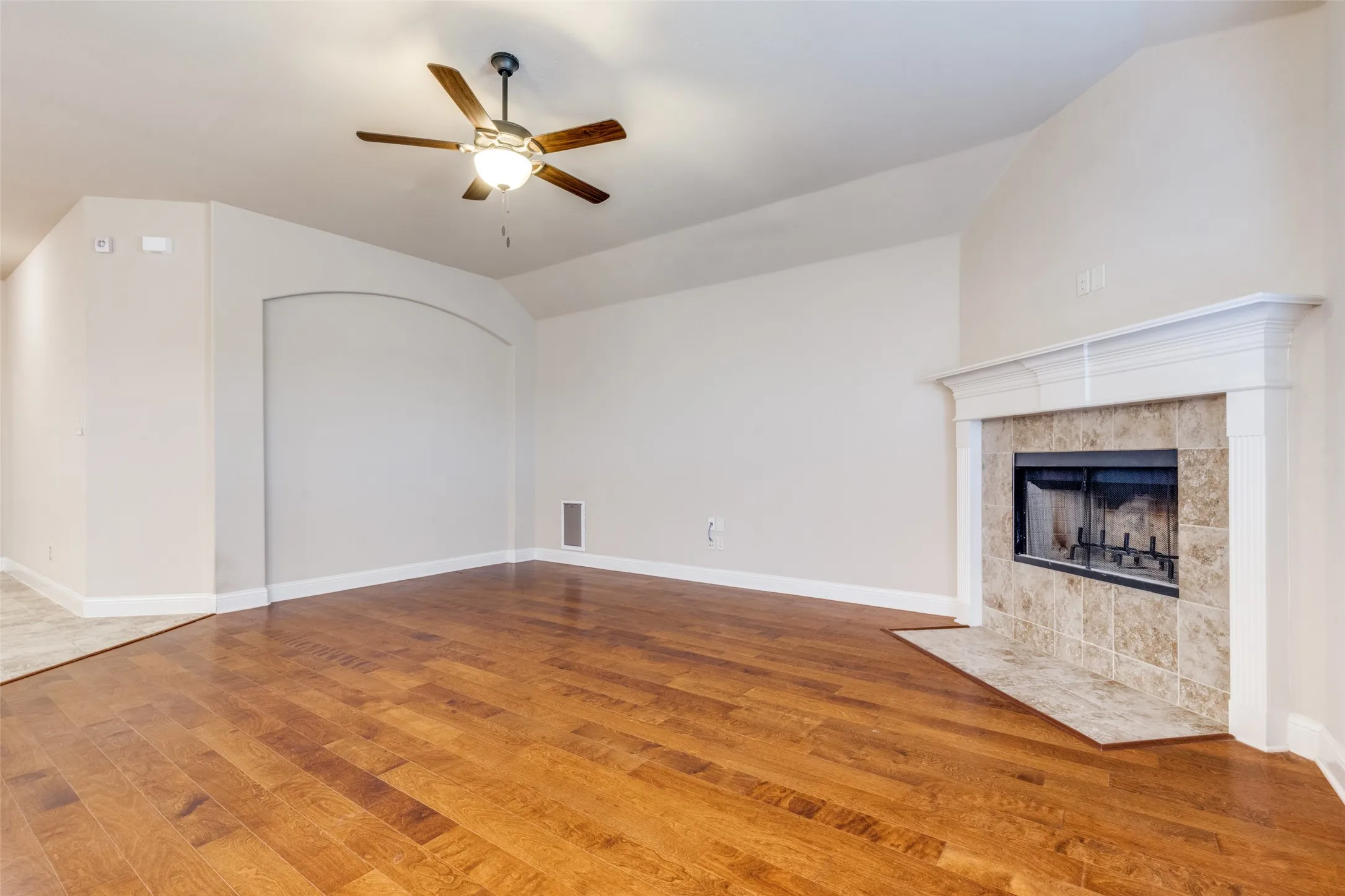 Single Family Residence For Rent in Ellis County , 229 Dakota Drive, Waxahachie, Texas 75167, 4 Bedroom, 2 Bathroom, 2 Garage spaces, 2,246 Sqft, built in 2016, mls#21402773, Real Estate Agent in Waxahachie, Homes For Rent in Ellis county, Homes For Rent in Waxahachie, Realtor in Waxahachie Texas, Real Estate Brokerage Independent Realty Texas, Luminita Cordes Realtor