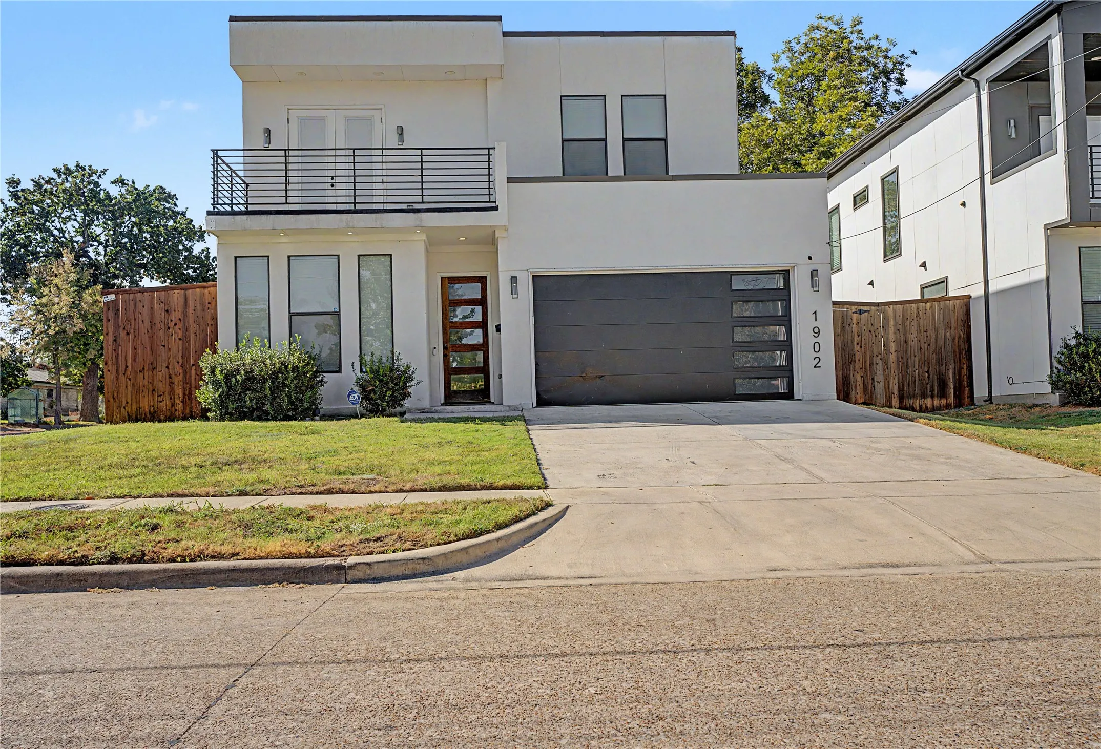 Single Family Residence For Rent in Dallas County , 1902 Nomas Street, Dallas, Texas 75212, 5 Bedroom, 4 Bathroom, 2 Garage spaces, 2,708 Sqft, built in 2021, mls#21394536, Real Estate Agent in Dallas, Homes For Rent in Dallas county, Homes For Rent in Dallas, Realtor in Dallas Texas, Real Estate Brokerage Independent Realty Texas, Luminita Cordes Realtor