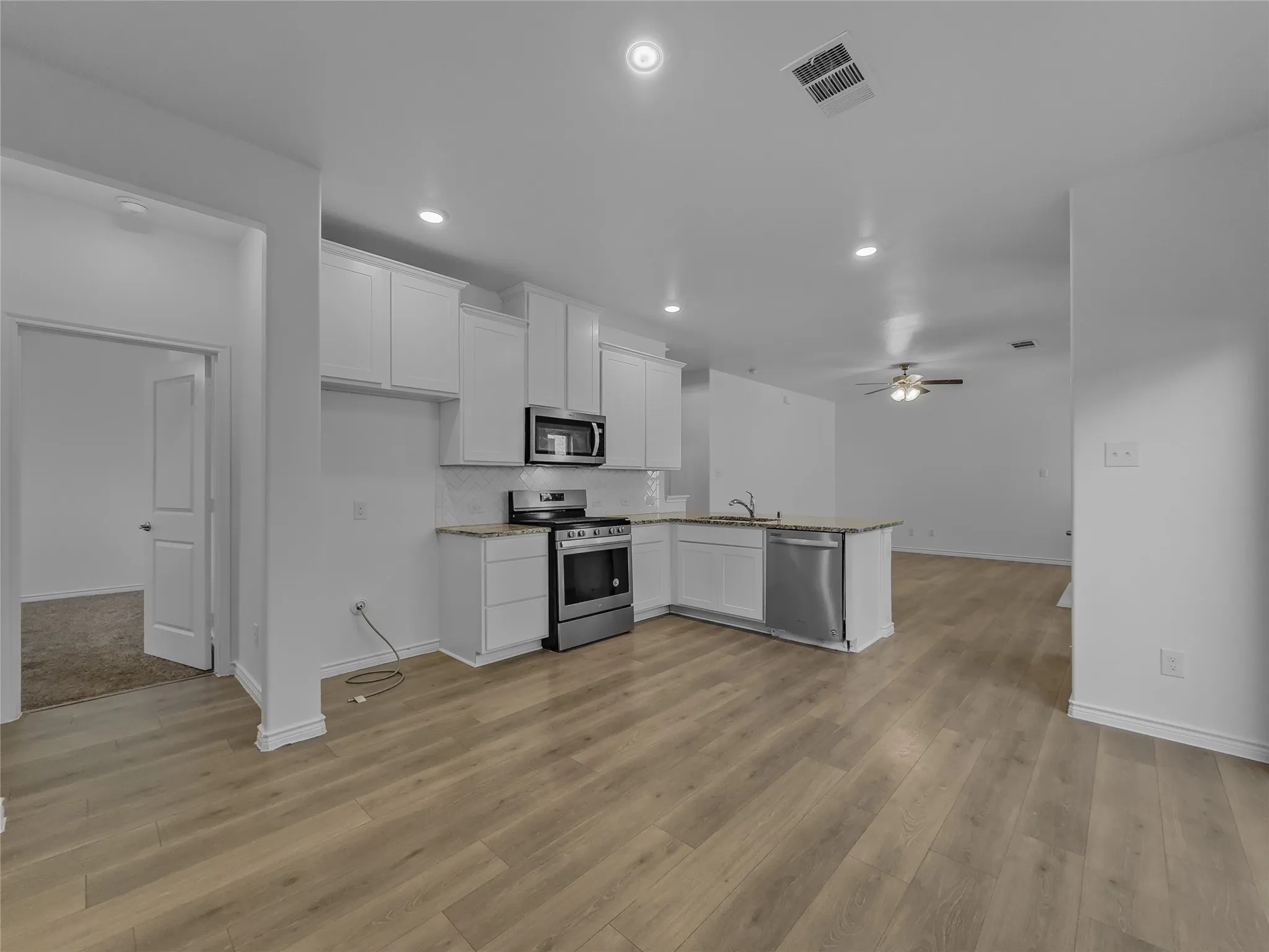 Single Family Residence For Sale in Kaufman County , 2126 Hobby Drive, Forney, Texas 75126, 3 Bedroom, 3 Bathroom, 2 Garage spaces, 1,882 Sqft, built in 2021, mls#21403110, Real Estate Agent in Forney, Homes For Sale in Kaufman county, Homes For Sale in Forney, Realtor in Forney Texas, Real Estate Brokerage Independent Realty Texas, Luminita Cordes Realtor