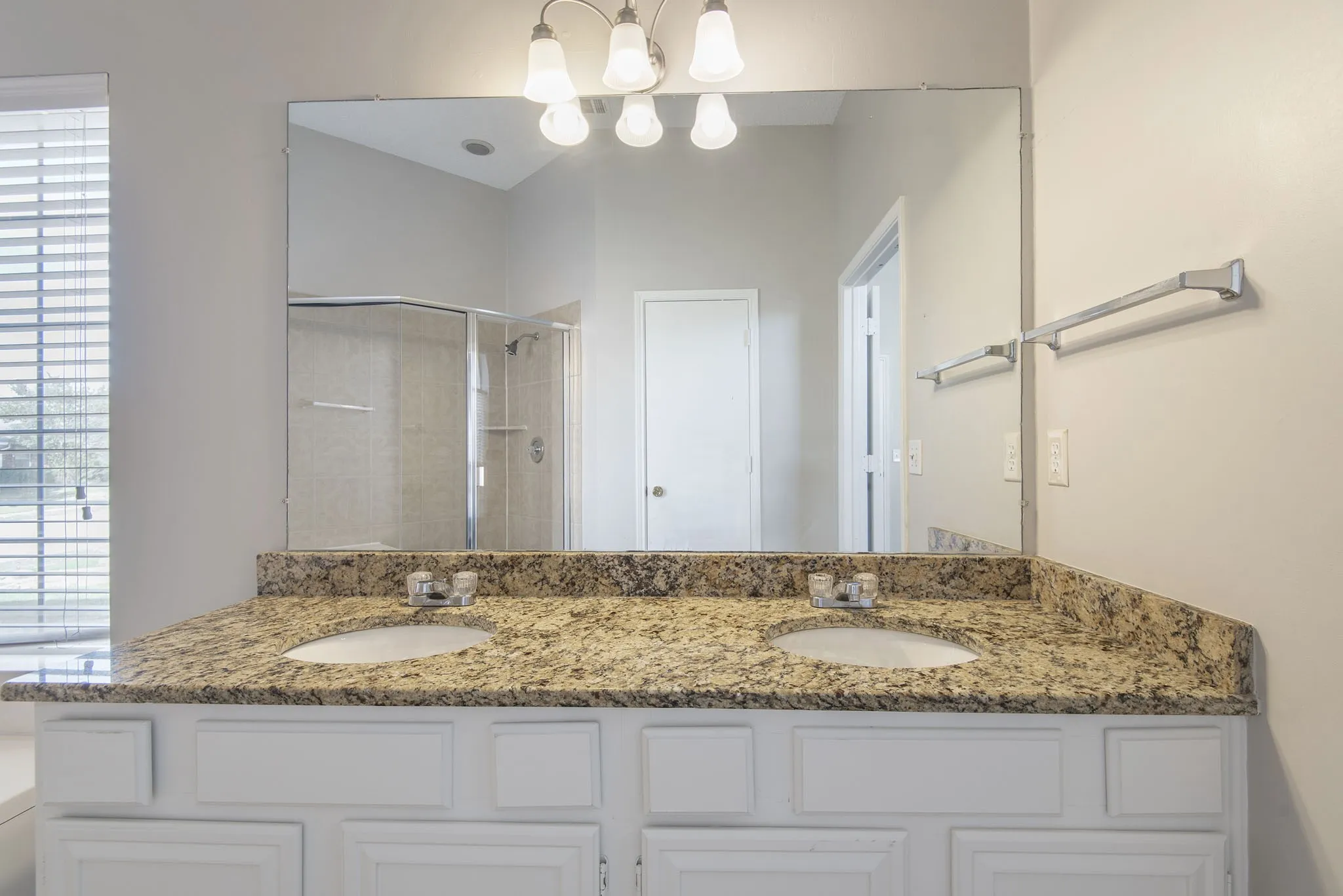 Dual vanity featuring granite countertops and undermount sinks