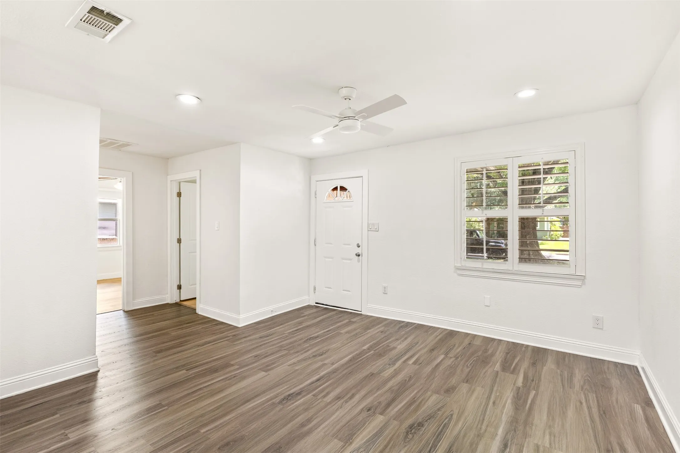 Single Family Residence For Rent in Dallas County , 2111 El Capitan Drive, Dallas, Texas 75228, 3 Bedroom, 1 Bathroom, 1 Garage spaces, 894 Sqft, built in 1955, mls#21403114, Real Estate Agent in Dallas, Homes For Rent in Dallas county, Homes For Rent in Dallas, Realtor in Dallas Texas, Real Estate Brokerage Independent Realty Texas, Luminita Cordes Realtor