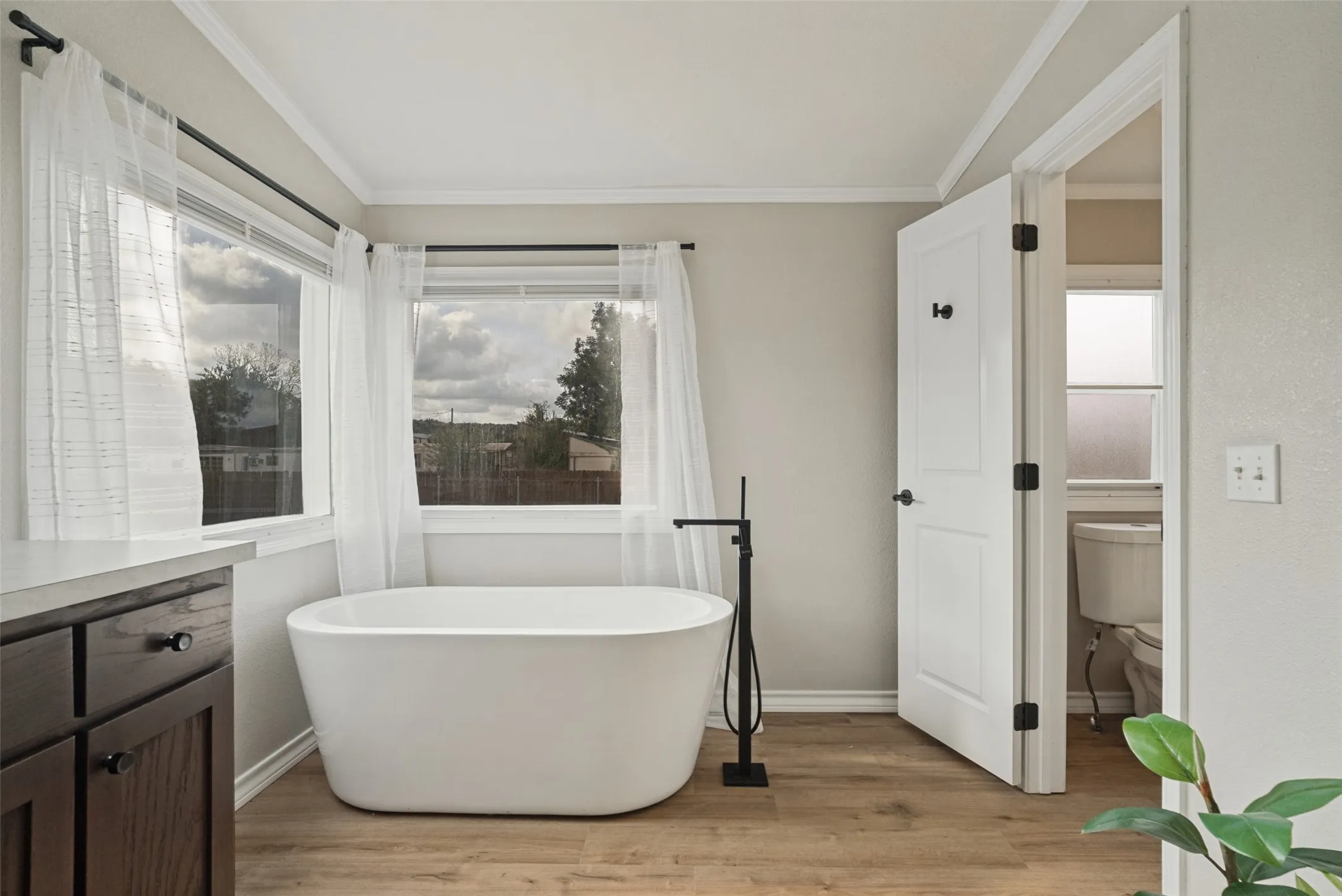 Freestanding soaking tub