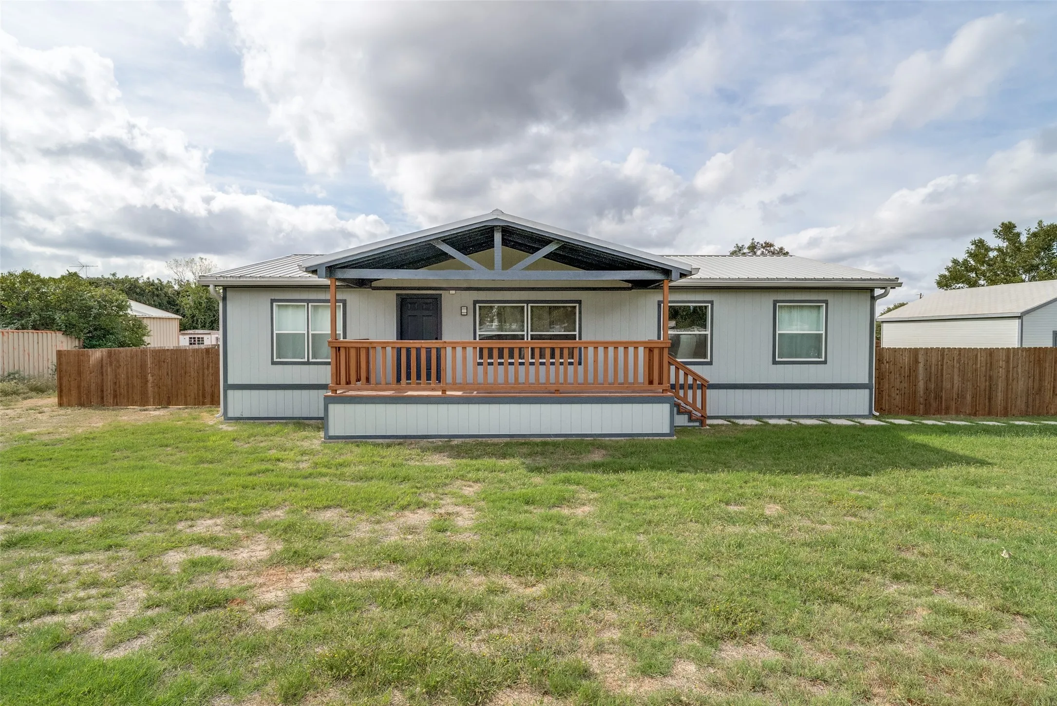 Manufactured Home For Sale in Parker County , 131 Lipan Trail, Weatherford, Texas 76087, 3 Bedroom, 2 Bathroom, 1 Garage spaces, 1,664 Sqft, built in 1996, mls#21401889, Real Estate Agent in Weatherford, Homes For Sale in Parker county, Homes For Sale in Weatherford, Realtor in Weatherford Texas, Real Estate Brokerage Independent Realty Texas, Luminita Cordes Realtor