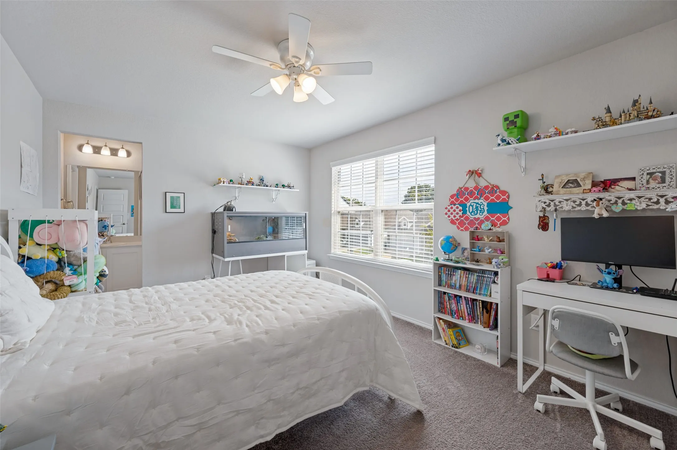 Recessed window with blinds