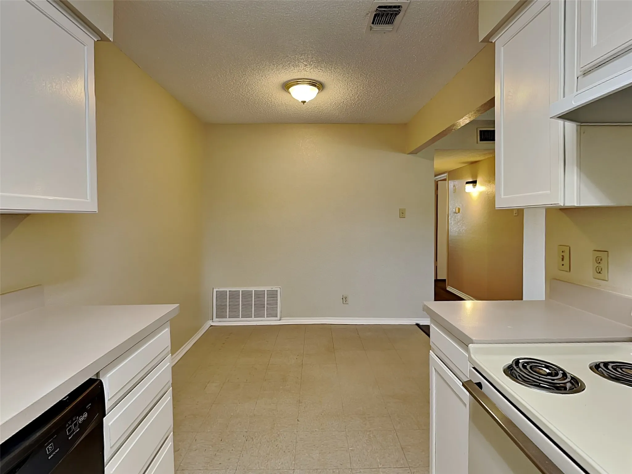 Single Family Residence For Rent in Tarrant County , 836 White Rock Street, Saginaw, Texas 76179, 2 Bedroom, 2 Bathroom, 1 Garage spaces, 2,024 Sqft, built in 1984, mls#21403105, Real Estate Agent in Saginaw, Homes For Rent in Tarrant county, Homes For Rent in Saginaw, Realtor in Saginaw Texas, Real Estate Brokerage Independent Realty Texas, Luminita Cordes Realtor