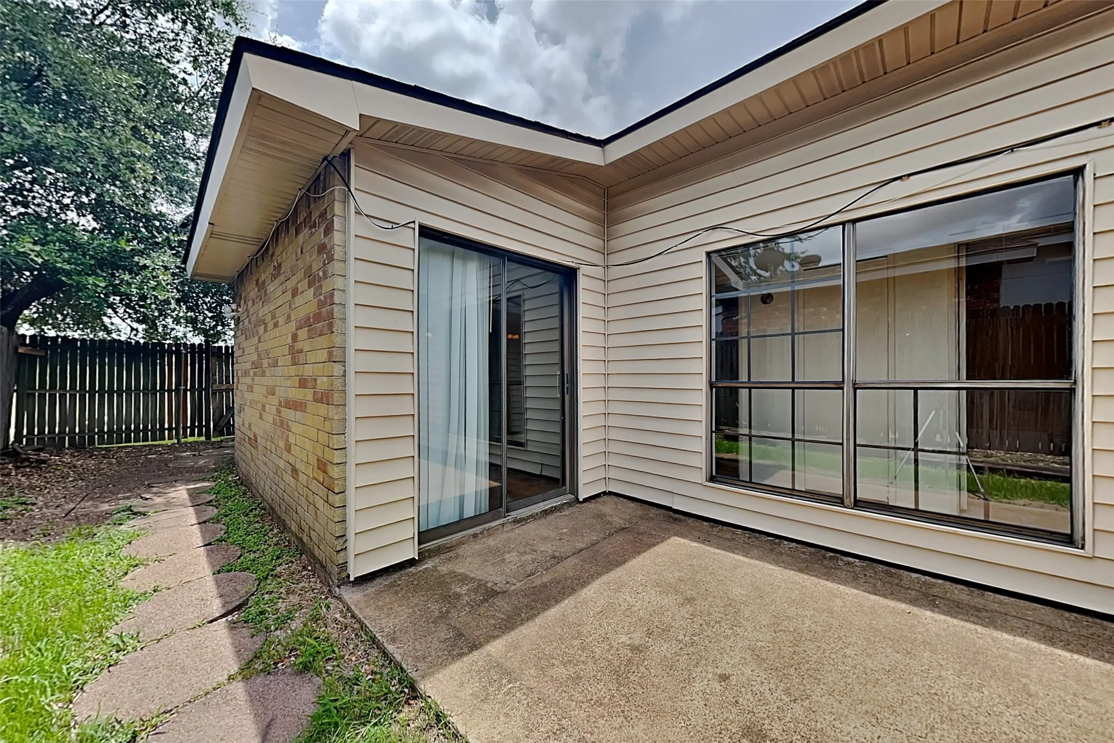 Single Family Residence For Rent in Dallas County , 7313 Pineberry Road, Dallas, Texas 75249, 2 Bedroom, 1 Bathroom, Garage spaces, 988 Sqft, built in 1983, mls#21403103, Real Estate Agent in Dallas, Homes For Rent in Dallas county, Homes For Rent in Dallas, Realtor in Dallas Texas, Real Estate Brokerage Independent Realty Texas, Luminita Cordes Realtor