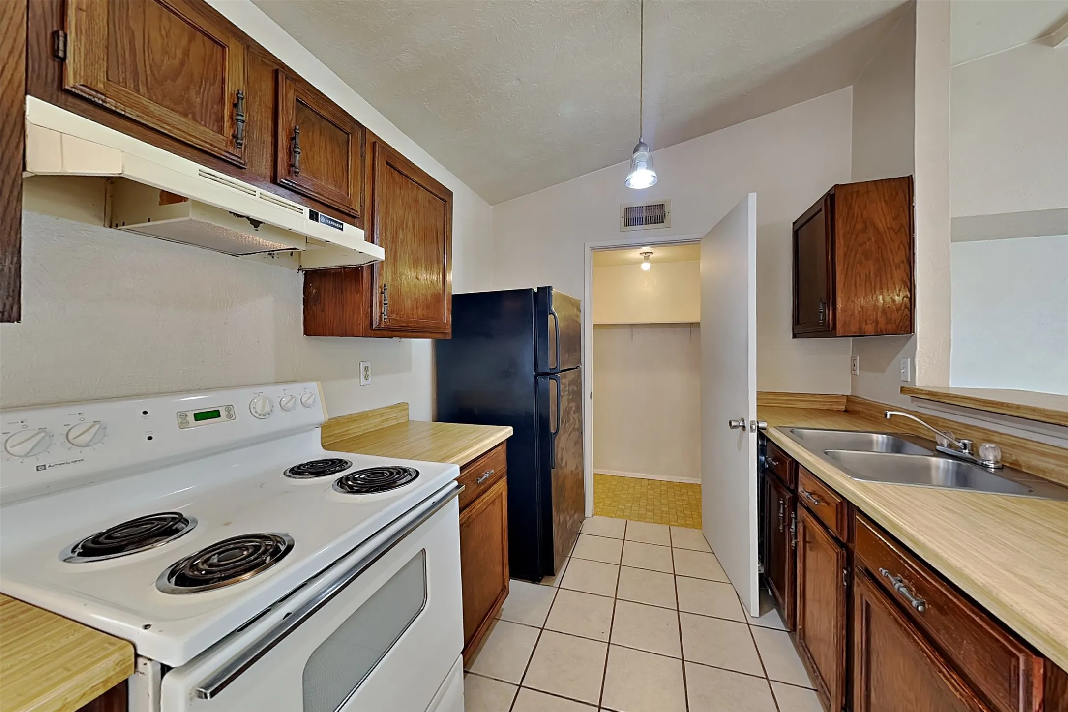 Single Family Residence For Rent in Dallas County , 7313 Pineberry Road, Dallas, Texas 75249, 2 Bedroom, 1 Bathroom, Garage spaces, 988 Sqft, built in 1983, mls#21403103, Real Estate Agent in Dallas, Homes For Rent in Dallas county, Homes For Rent in Dallas, Realtor in Dallas Texas, Real Estate Brokerage Independent Realty Texas, Luminita Cordes Realtor