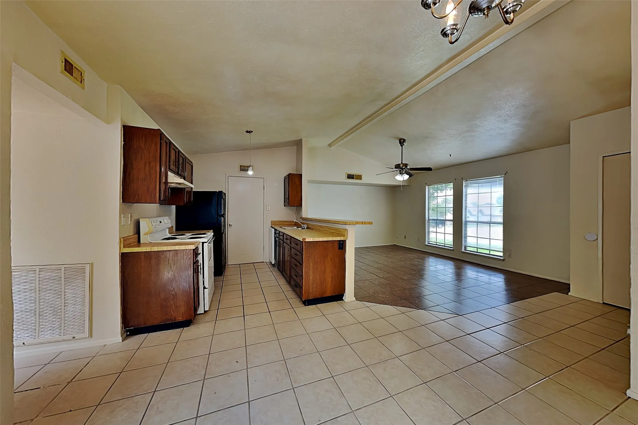 Single Family Residence For Rent in Dallas County , 7313 Pineberry Road, Dallas, Texas 75249, 2 Bedroom, 1 Bathroom, Garage spaces, 988 Sqft, built in 1983, mls#21403103, Real Estate Agent in Dallas, Homes For Rent in Dallas county, Homes For Rent in Dallas, Realtor in Dallas Texas, Real Estate Brokerage Independent Realty Texas, Luminita Cordes Realtor