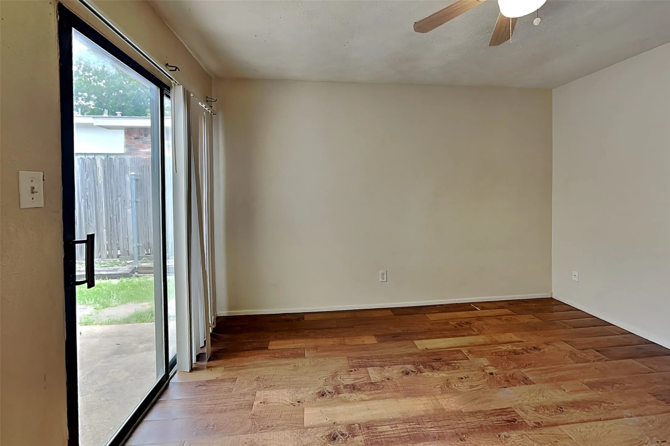 Single Family Residence For Rent in Dallas County , 7313 Pineberry Road, Dallas, Texas 75249, 2 Bedroom, 1 Bathroom, Garage spaces, 988 Sqft, built in 1983, mls#21403103, Real Estate Agent in Dallas, Homes For Rent in Dallas county, Homes For Rent in Dallas, Realtor in Dallas Texas, Real Estate Brokerage Independent Realty Texas, Luminita Cordes Realtor