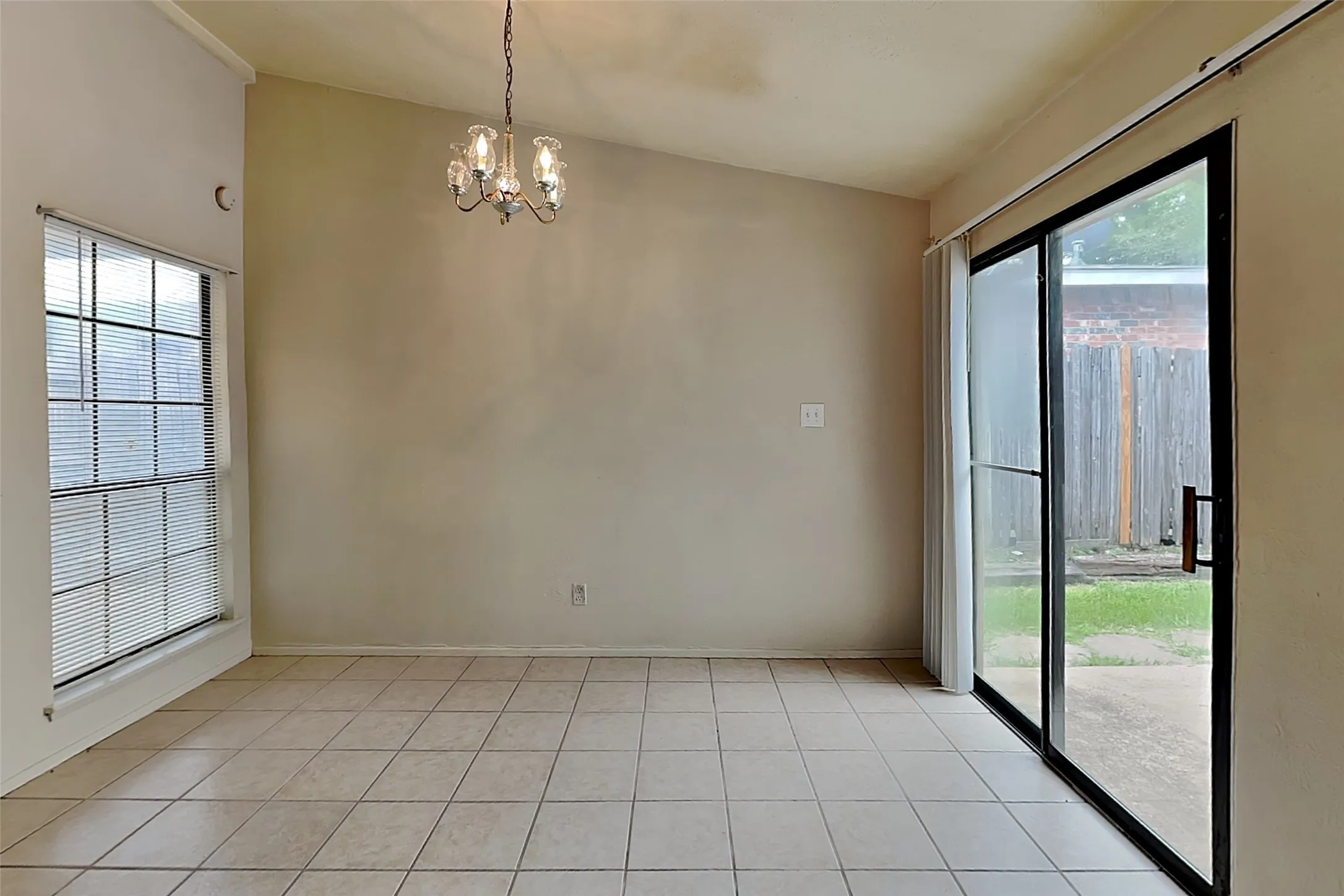 Single Family Residence For Rent in Dallas County , 7313 Pineberry Road, Dallas, Texas 75249, 2 Bedroom, 1 Bathroom, Garage spaces, 988 Sqft, built in 1983, mls#21403103, Real Estate Agent in Dallas, Homes For Rent in Dallas county, Homes For Rent in Dallas, Realtor in Dallas Texas, Real Estate Brokerage Independent Realty Texas, Luminita Cordes Realtor