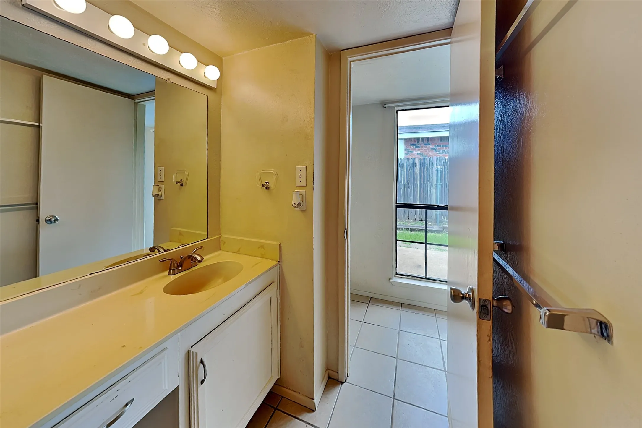 Single Family Residence For Rent in Dallas County , 7313 Pineberry Road, Dallas, Texas 75249, 2 Bedroom, 1 Bathroom, Garage spaces, 988 Sqft, built in 1983, mls#21403103, Real Estate Agent in Dallas, Homes For Rent in Dallas county, Homes For Rent in Dallas, Realtor in Dallas Texas, Real Estate Brokerage Independent Realty Texas, Luminita Cordes Realtor