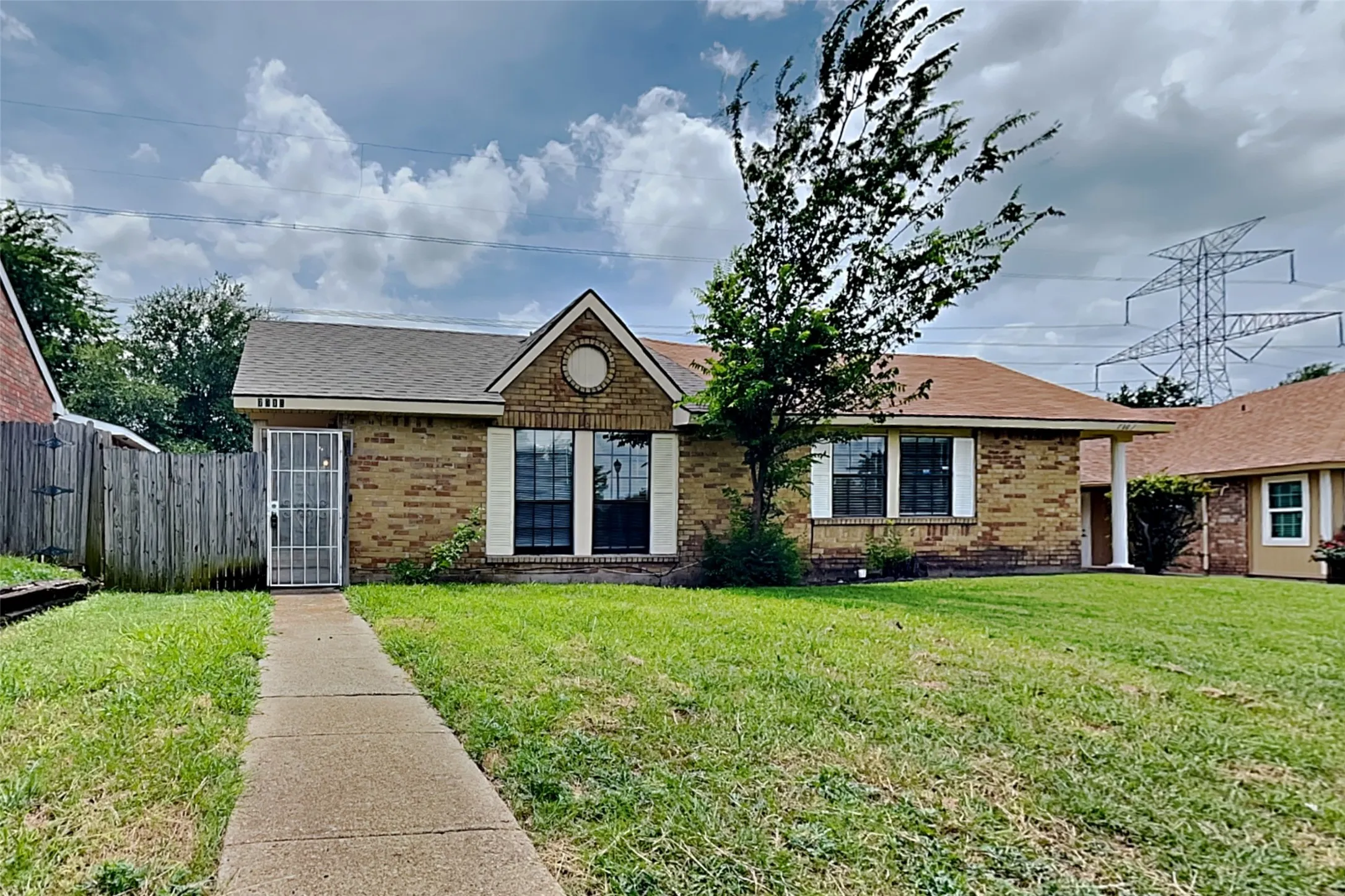 Single Family Residence For Rent in Dallas County , 7313 Pineberry Road, Dallas, Texas 75249, 2 Bedroom, 1 Bathroom, Garage spaces, 988 Sqft, built in 1983, mls#21403103, Real Estate Agent in Dallas, Homes For Rent in Dallas county, Homes For Rent in Dallas, Realtor in Dallas Texas, Real Estate Brokerage Independent Realty Texas, Luminita Cordes Realtor