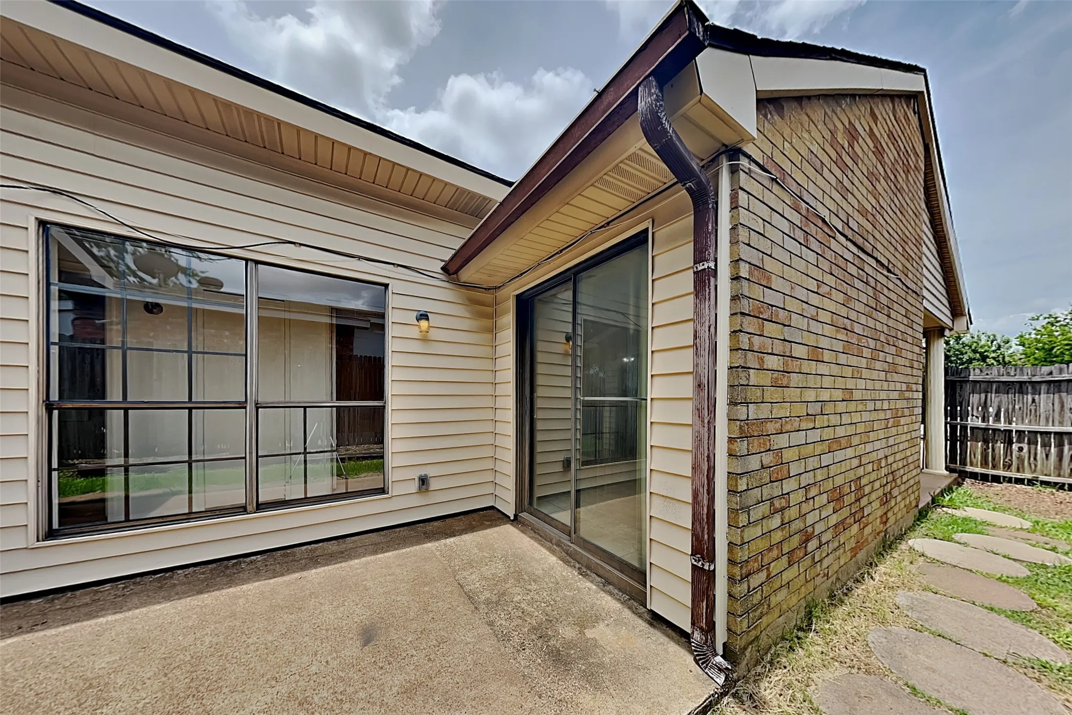 Single Family Residence For Rent in Dallas County , 7313 Pineberry Road, Dallas, Texas 75249, 2 Bedroom, 1 Bathroom, Garage spaces, 988 Sqft, built in 1983, mls#21403103, Real Estate Agent in Dallas, Homes For Rent in Dallas county, Homes For Rent in Dallas, Realtor in Dallas Texas, Real Estate Brokerage Independent Realty Texas, Luminita Cordes Realtor