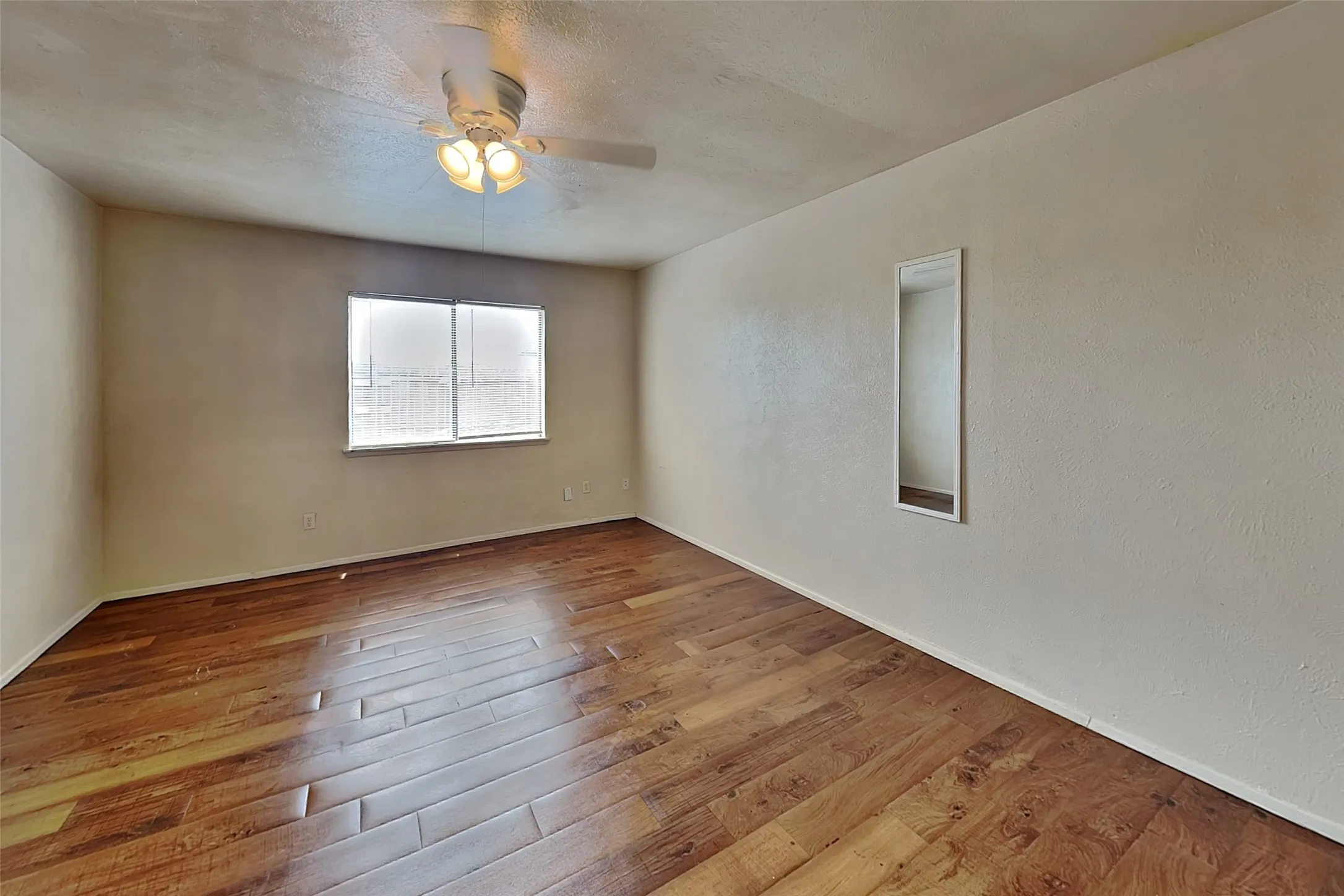 Single Family Residence For Rent in Dallas County , 7313 Pineberry Road, Dallas, Texas 75249, 2 Bedroom, 1 Bathroom, Garage spaces, 988 Sqft, built in 1983, mls#21403103, Real Estate Agent in Dallas, Homes For Rent in Dallas county, Homes For Rent in Dallas, Realtor in Dallas Texas, Real Estate Brokerage Independent Realty Texas, Luminita Cordes Realtor