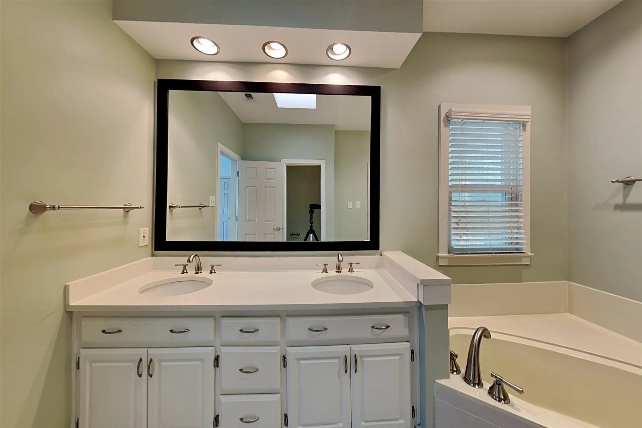 Single Family Residence For Rent in Dallas County , 3420 Binkley Avenue, University Park, Texas 75205, 3 Bedroom, 5 Bathroom, 2 Garage spaces, 2,592 Sqft, built in 1985, mls#21403099, Real Estate Agent in University Park, Homes For Rent in Dallas county, Homes For Rent in University Park, Realtor in University Park Texas, Real Estate Brokerage Independent Realty Texas, Luminita Cordes Realtor