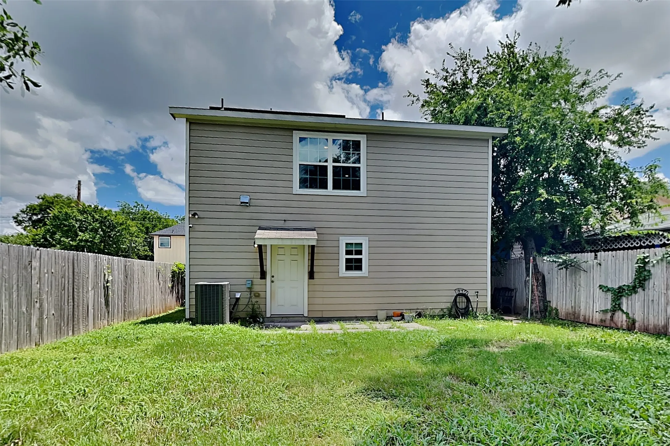 Single Family Residence For Rent in Dallas County , 3321 Rutz Street, Dallas, Texas 75212, 3 Bedroom, 3 Bathroom, 1 Garage spaces, 1,436 Sqft, built in 2020, mls#21403091, Real Estate Agent in Dallas, Homes For Rent in Dallas county, Homes For Rent in Dallas, Realtor in Dallas Texas, Real Estate Brokerage Independent Realty Texas, Luminita Cordes Realtor