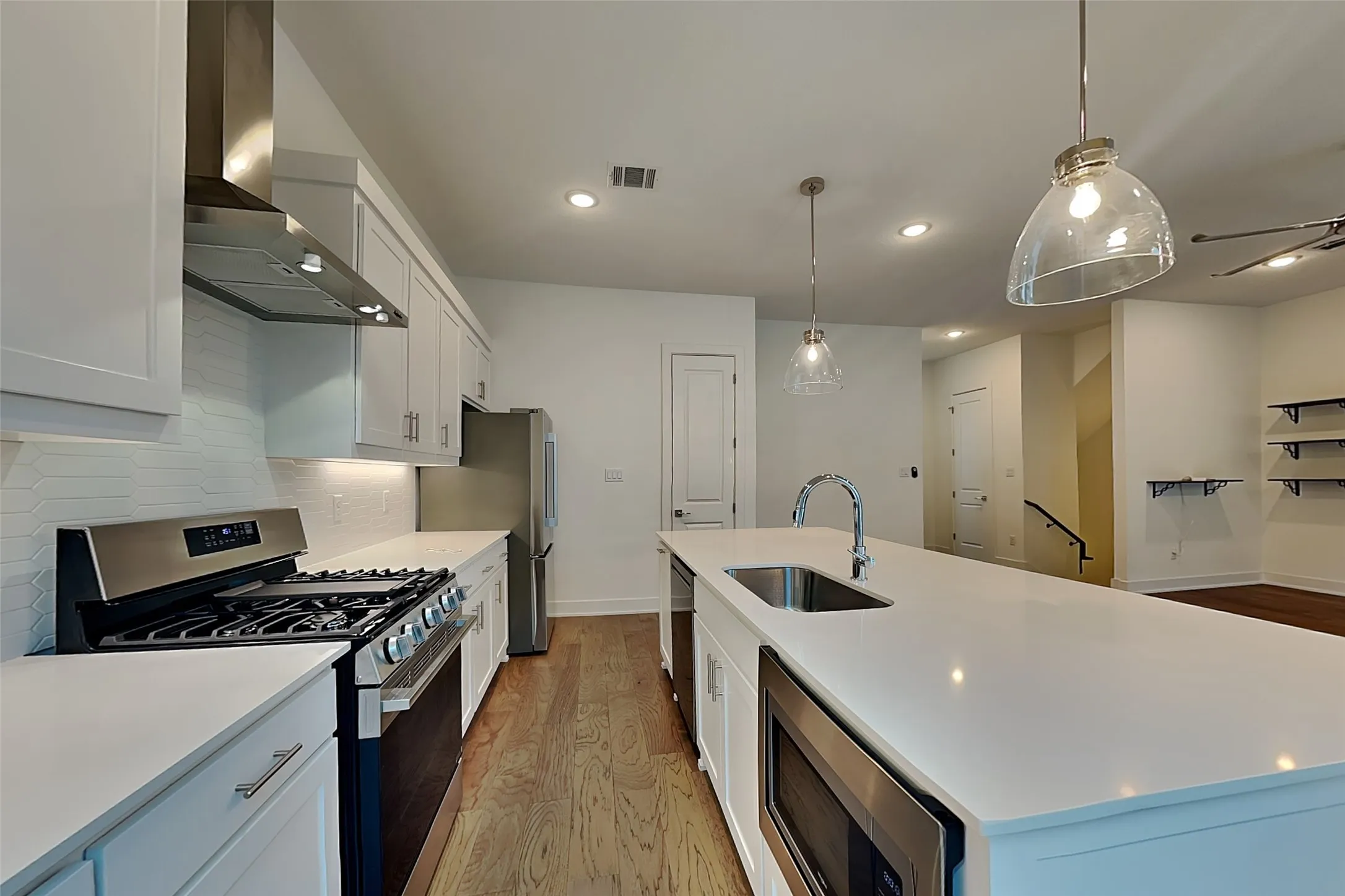Condominium For Rent in Dallas County , 112 E Oscar Drive, Dallas, Texas 75203, 3 Bedroom, 3 Bathroom, 2 Garage spaces, 2,012 Sqft, built in 2021, mls#21403087, Real Estate Agent in Dallas, Homes For Rent in Dallas county, Homes For Rent in Dallas, Realtor in Dallas Texas, Real Estate Brokerage Independent Realty Texas, Luminita Cordes Realtor