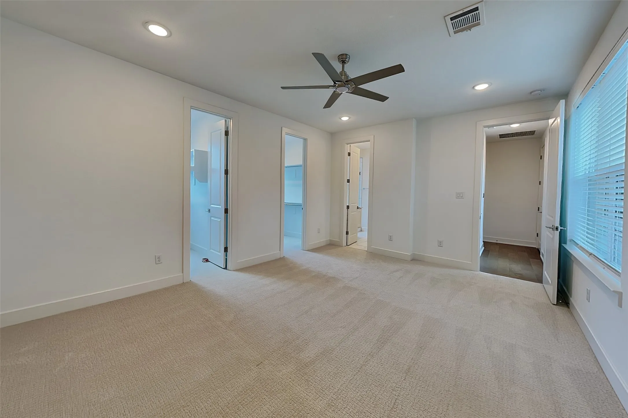 Condominium For Rent in Dallas County , 112 E Oscar Drive, Dallas, Texas 75203, 3 Bedroom, 3 Bathroom, 2 Garage spaces, 2,012 Sqft, built in 2021, mls#21403087, Real Estate Agent in Dallas, Homes For Rent in Dallas county, Homes For Rent in Dallas, Realtor in Dallas Texas, Real Estate Brokerage Independent Realty Texas, Luminita Cordes Realtor