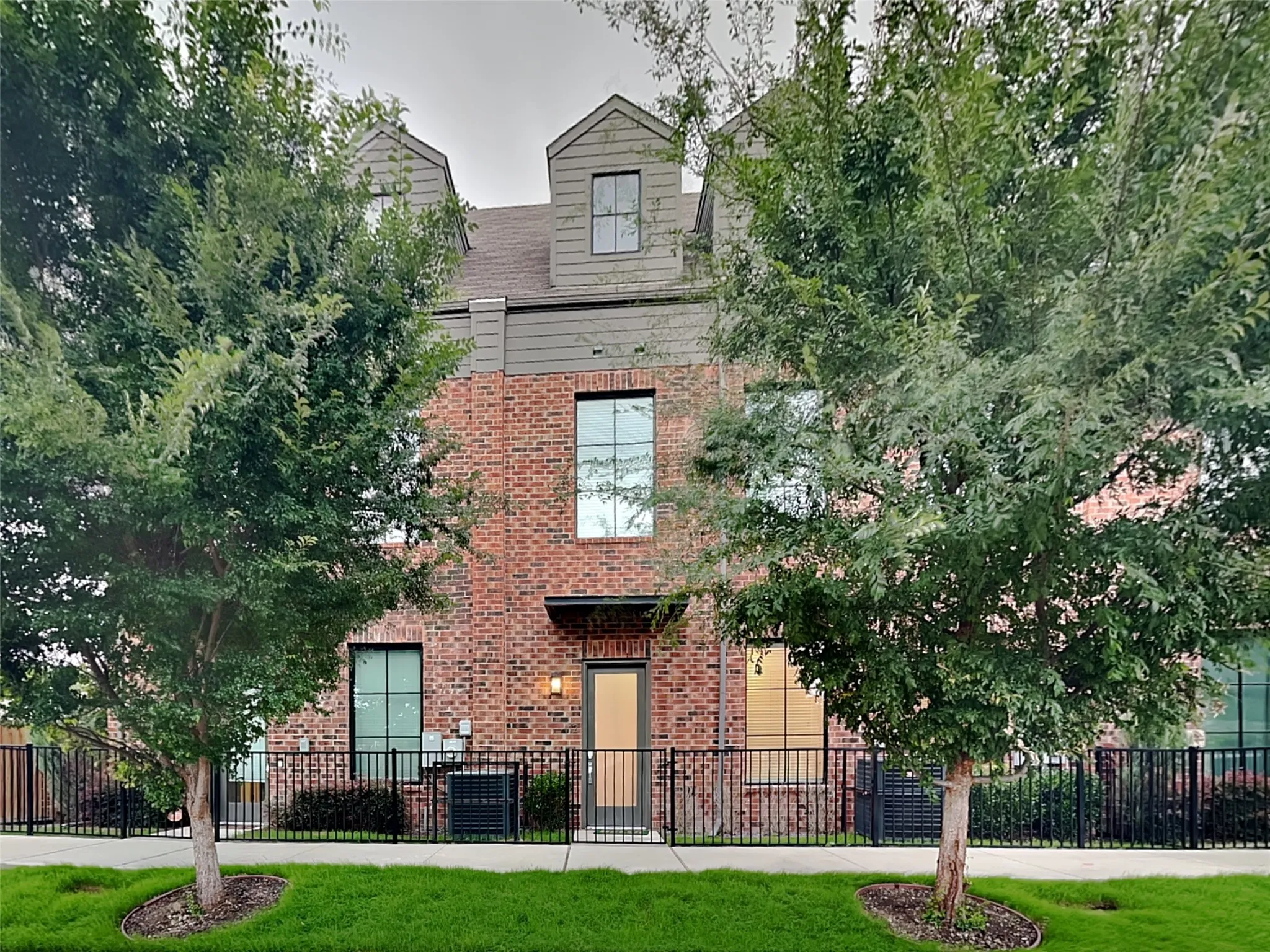 Condominium For Rent in Dallas County , 112 E Oscar Drive, Dallas, Texas 75203, 3 Bedroom, 3 Bathroom, 2 Garage spaces, 2,012 Sqft, built in 2021, mls#21403087, Real Estate Agent in Dallas, Homes For Rent in Dallas county, Homes For Rent in Dallas, Realtor in Dallas Texas, Real Estate Brokerage Independent Realty Texas, Luminita Cordes Realtor