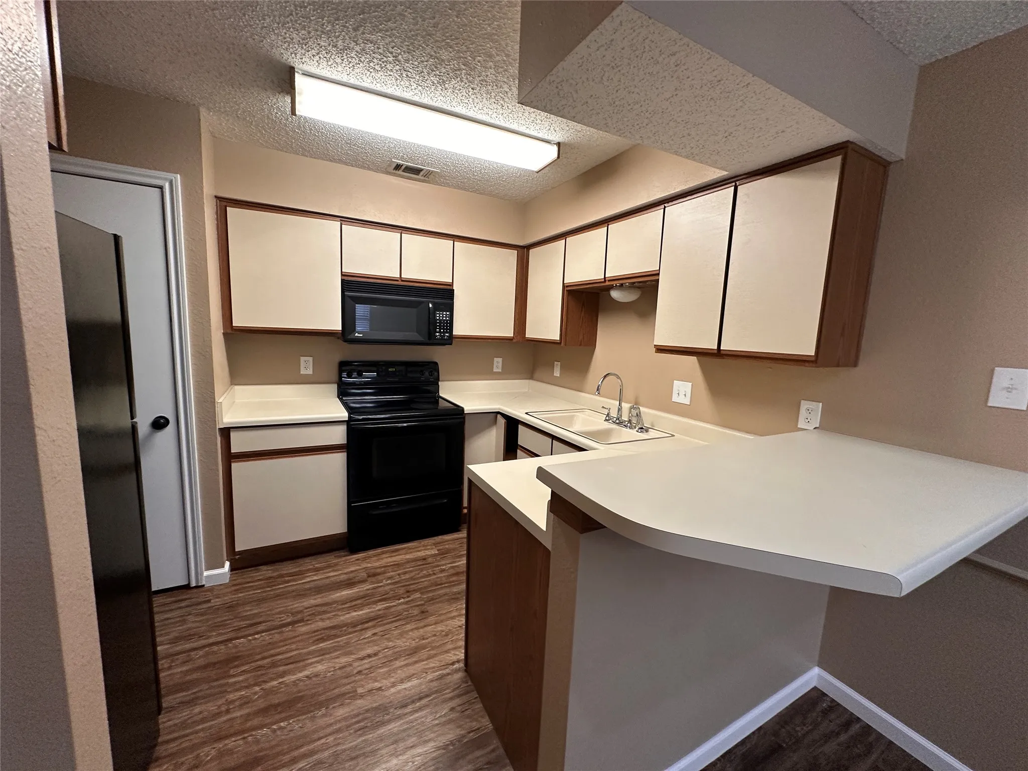 Duplex For Rent in Tarrant County , 4707 Sausalito Drive, Arlington, Texas 76016, 3 Bedroom, 2 Bathroom, 2 Garage spaces, 1,203 Sqft, built in 1984, mls#21402531, Real Estate Agent in Arlington, Homes For Rent in Tarrant county, Homes For Rent in Arlington, Realtor in Arlington Texas, Real Estate Brokerage Independent Realty Texas, Luminita Cordes Realtor