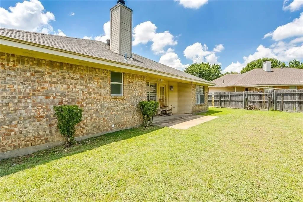 Single Family Residence For Sale in Tarrant County , 904 Vicksburg Lane, Burleson, Texas 76028, 3 Bedroom, 2 Bathroom, 2 Garage spaces, 1,567 Sqft, built in 1994, mls#21403135, Real Estate Agent in Burleson, Homes For Sale in Tarrant county, Homes For Sale in Burleson, Realtor in Burleson Texas, Real Estate Brokerage Independent Realty Texas, Luminita Cordes Realtor