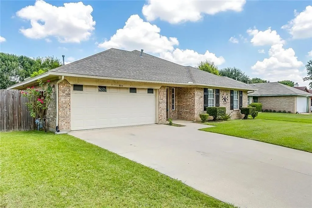 Single Family Residence For Sale in Tarrant County , 904 Vicksburg Lane, Burleson, Texas 76028, 3 Bedroom, 2 Bathroom, 2 Garage spaces, 1,567 Sqft, built in 1994, mls#21403135, Real Estate Agent in Burleson, Homes For Sale in Tarrant county, Homes For Sale in Burleson, Realtor in Burleson Texas, Real Estate Brokerage Independent Realty Texas, Luminita Cordes Realtor