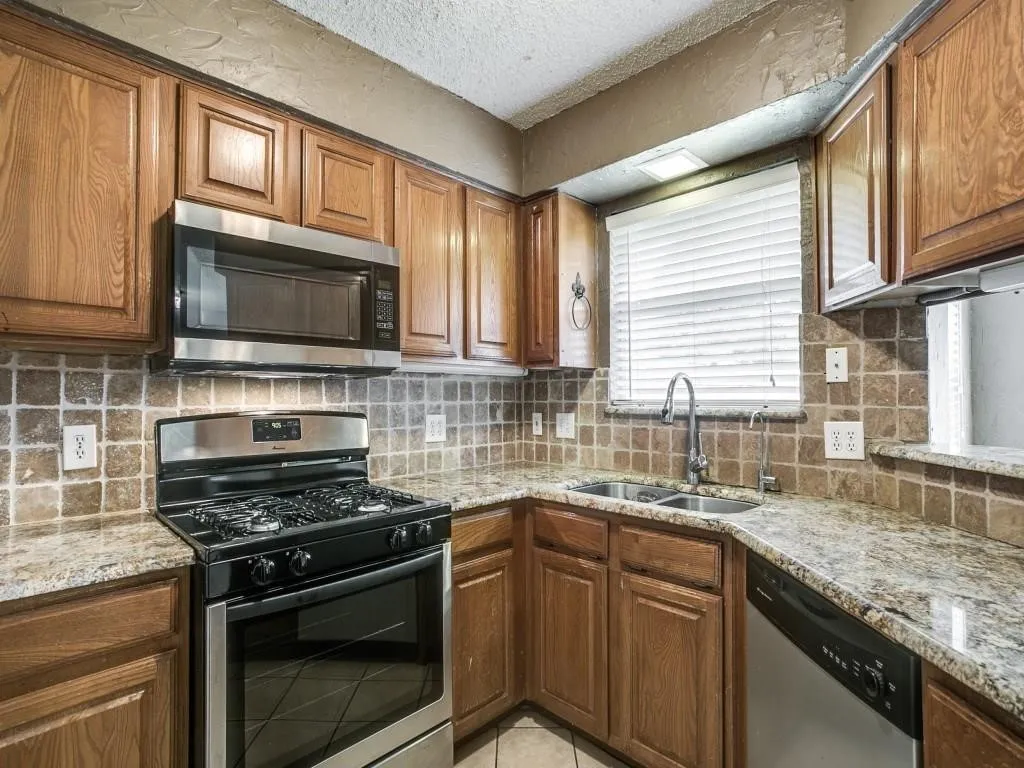 Single Family Residence For Sale in Tarrant County , 904 Vicksburg Lane, Burleson, Texas 76028, 3 Bedroom, 2 Bathroom, 2 Garage spaces, 1,567 Sqft, built in 1994, mls#21403135, Real Estate Agent in Burleson, Homes For Sale in Tarrant county, Homes For Sale in Burleson, Realtor in Burleson Texas, Real Estate Brokerage Independent Realty Texas, Luminita Cordes Realtor