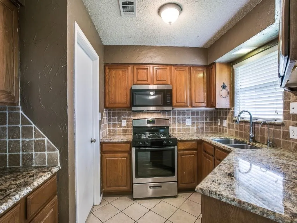 Single Family Residence For Sale in Tarrant County , 904 Vicksburg Lane, Burleson, Texas 76028, 3 Bedroom, 2 Bathroom, 2 Garage spaces, 1,567 Sqft, built in 1994, mls#21403135, Real Estate Agent in Burleson, Homes For Sale in Tarrant county, Homes For Sale in Burleson, Realtor in Burleson Texas, Real Estate Brokerage Independent Realty Texas, Luminita Cordes Realtor