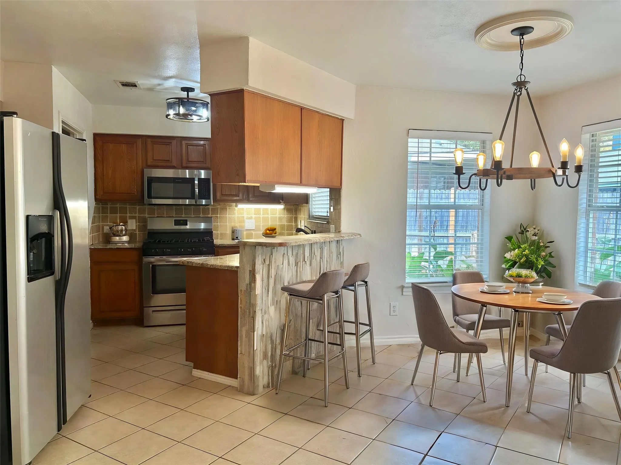 Single Family Residence For Sale in Tarrant County , 904 Vicksburg Lane, Burleson, Texas 76028, 3 Bedroom, 2 Bathroom, 2 Garage spaces, 1,567 Sqft, built in 1994, mls#21403135, Real Estate Agent in Burleson, Homes For Sale in Tarrant county, Homes For Sale in Burleson, Realtor in Burleson Texas, Real Estate Brokerage Independent Realty Texas, Luminita Cordes Realtor