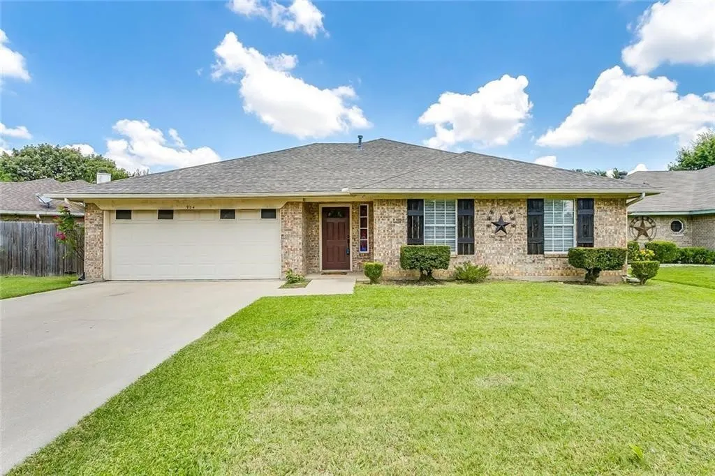 Single Family Residence For Sale in Tarrant County , 904 Vicksburg Lane, Burleson, Texas 76028, 3 Bedroom, 2 Bathroom, 2 Garage spaces, 1,567 Sqft, built in 1994, mls#21403135, Real Estate Agent in Burleson, Homes For Sale in Tarrant county, Homes For Sale in Burleson, Realtor in Burleson Texas, Real Estate Brokerage Independent Realty Texas, Luminita Cordes Realtor