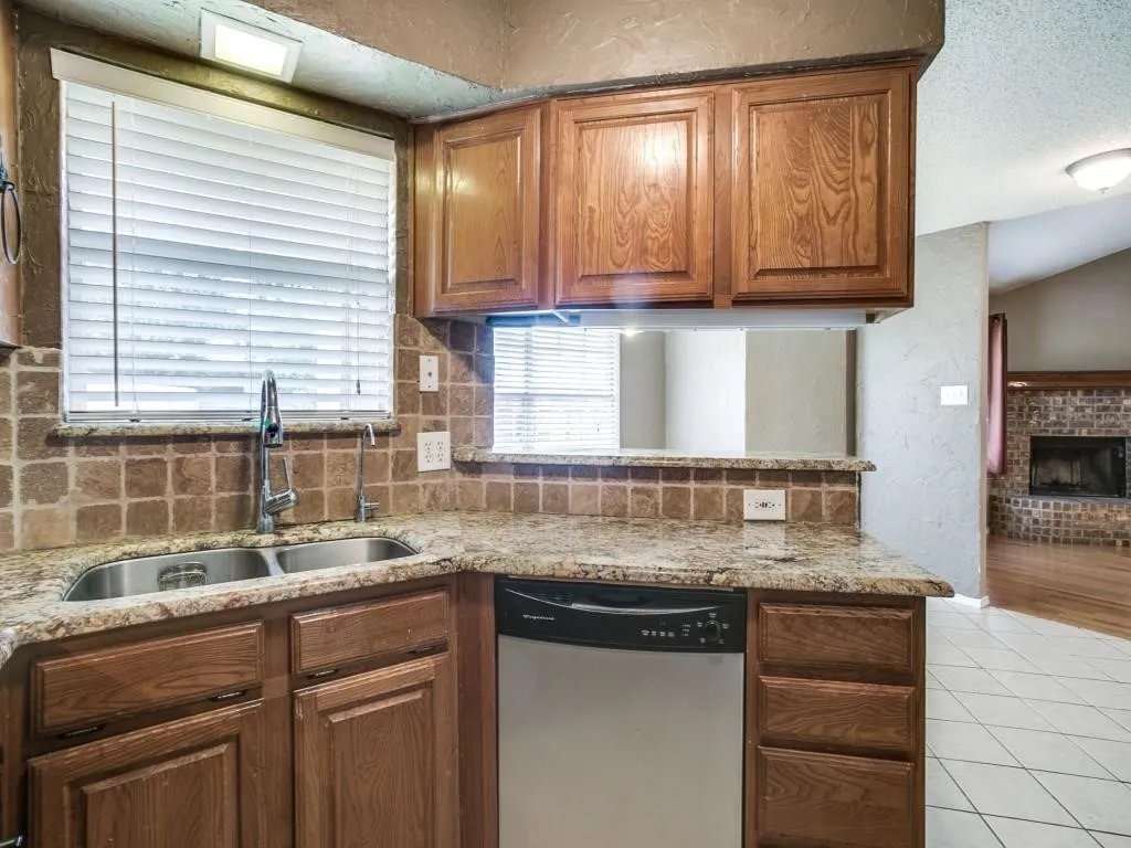 Single Family Residence For Sale in Tarrant County , 904 Vicksburg Lane, Burleson, Texas 76028, 3 Bedroom, 2 Bathroom, 2 Garage spaces, 1,567 Sqft, built in 1994, mls#21403135, Real Estate Agent in Burleson, Homes For Sale in Tarrant county, Homes For Sale in Burleson, Realtor in Burleson Texas, Real Estate Brokerage Independent Realty Texas, Luminita Cordes Realtor
